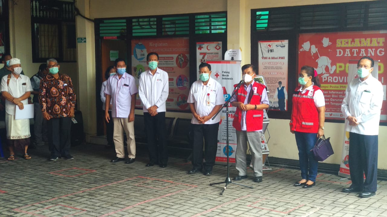 Ketua Umum PMI Jusuf Kalla memberikan pengarahan kepada pengurus dan relawan Covid-19 PMI Bali di Markas PMI Bali, Sabtu (31/10/20)