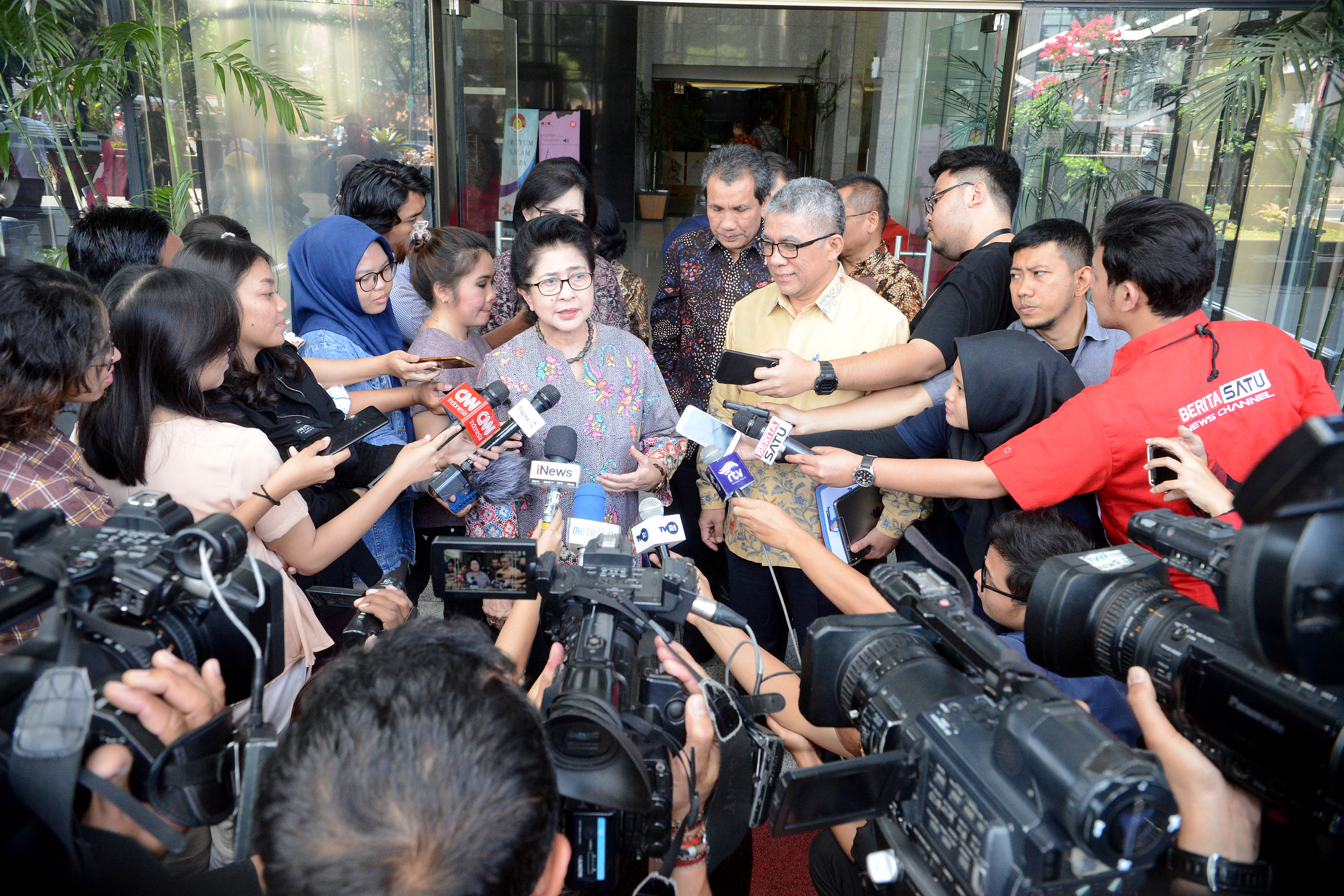 Ilustrasi--wartawan mewawancarai narasumber