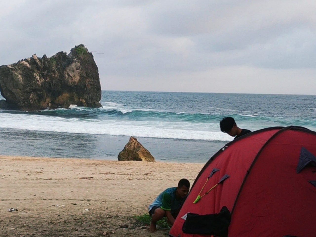 Wisatawan berkemah sambil menikmati keindahan Pantai Junwok Gunungkidul