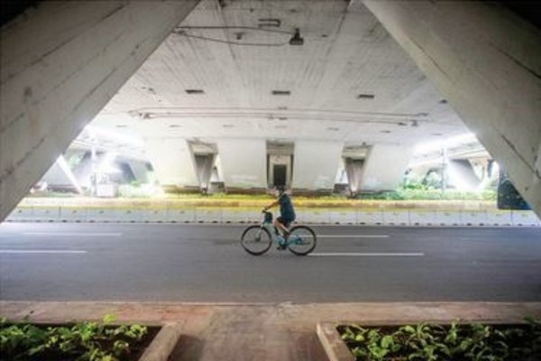 Pesepeda melintas di Jalan Jenderal Sudirman, Jakarta, kemarin.