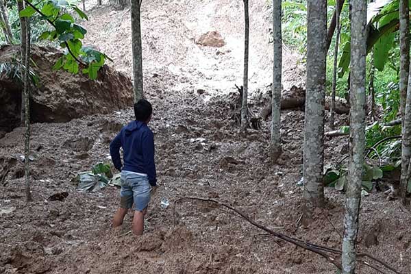Material longsor terjadi di Kampung Sukahurip, Desa Cikalong, Kecamatan Sodonghilir, Kabupaten Tasikmalaya, kemarin.