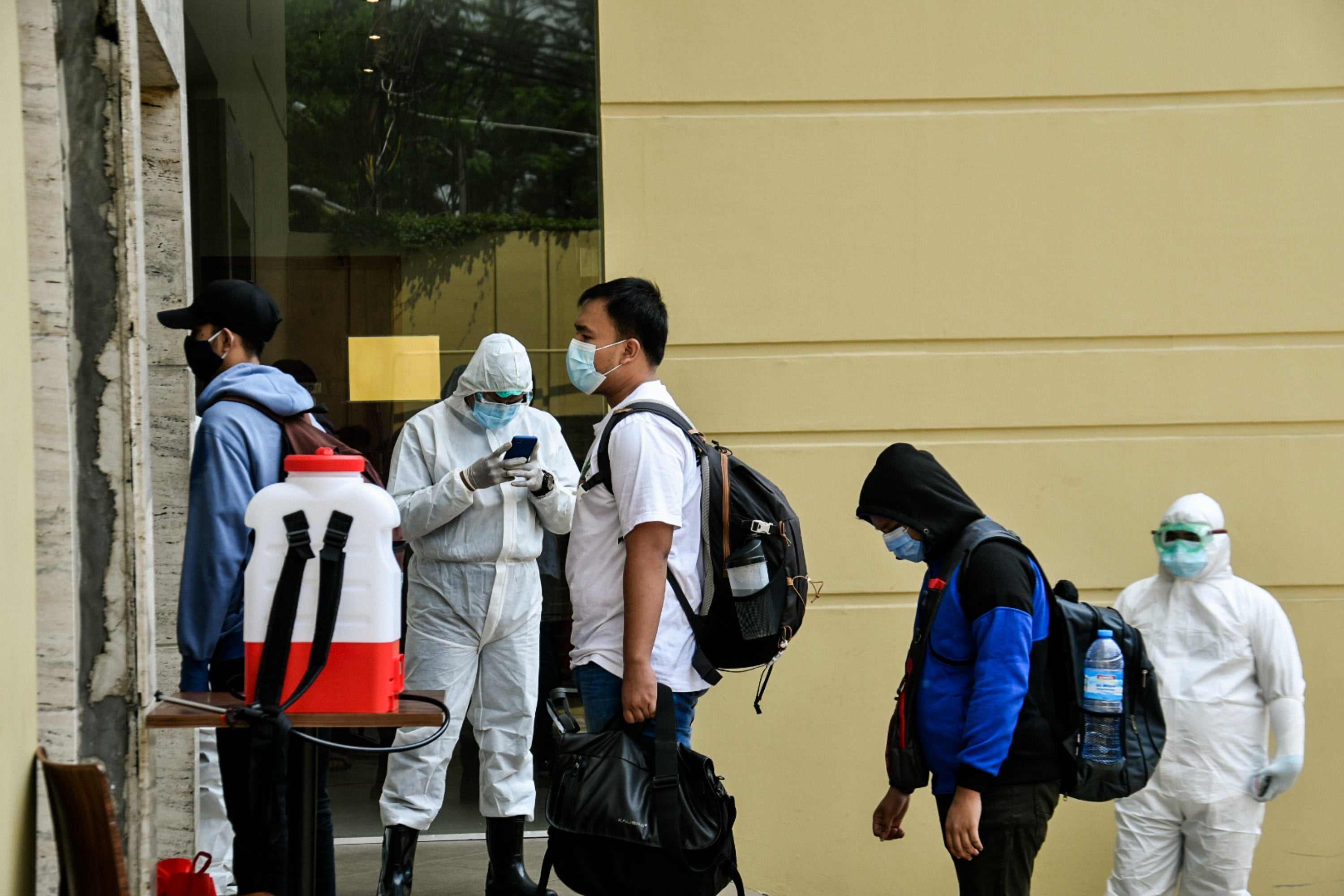 Pasien orang tanpa gejala (OTG) covid-19 saat menunggu giliran pendataan untuk isolasi mandiri di Hotel U Stay kawasan Mangga Besar, Jakarta