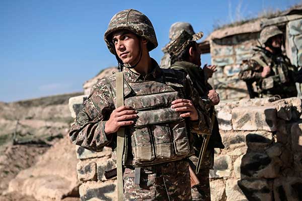 Tentara Armenia sedang berjaga di pos penjagaan