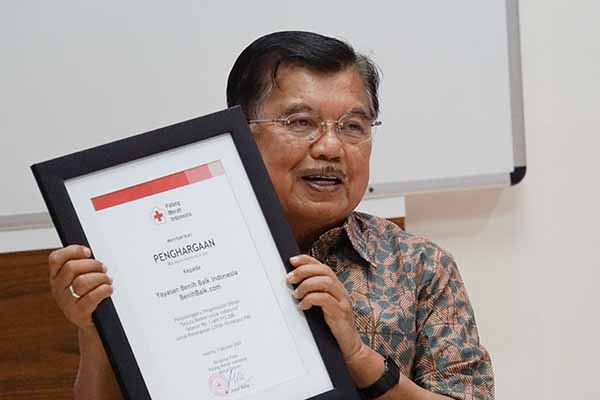 Ketua Umum PMI Jusuf Kalla saat menerima penyaluran donasi tahap kedua Gerakan Sejuta Masker untuk Indonesia.