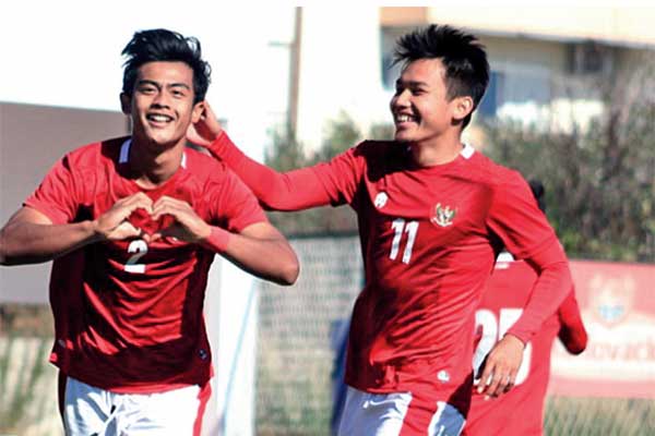Bek kiri Tim Nasional Indonesia U-19 Pratama Arhan (kiri) bersama Witan Sulaeman, merayakan gol pada laga uji coba di Kroasia