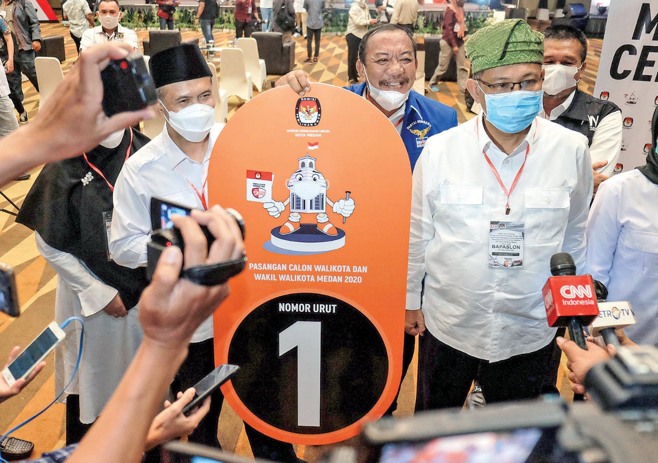 Pasangan calon Wali Kota-Wakil Wali Kota Medan Akhyar Nasution (kedua dari kanan) dan Salman Alfarisi (ketiga dari kiri) seusai Pengundian.
