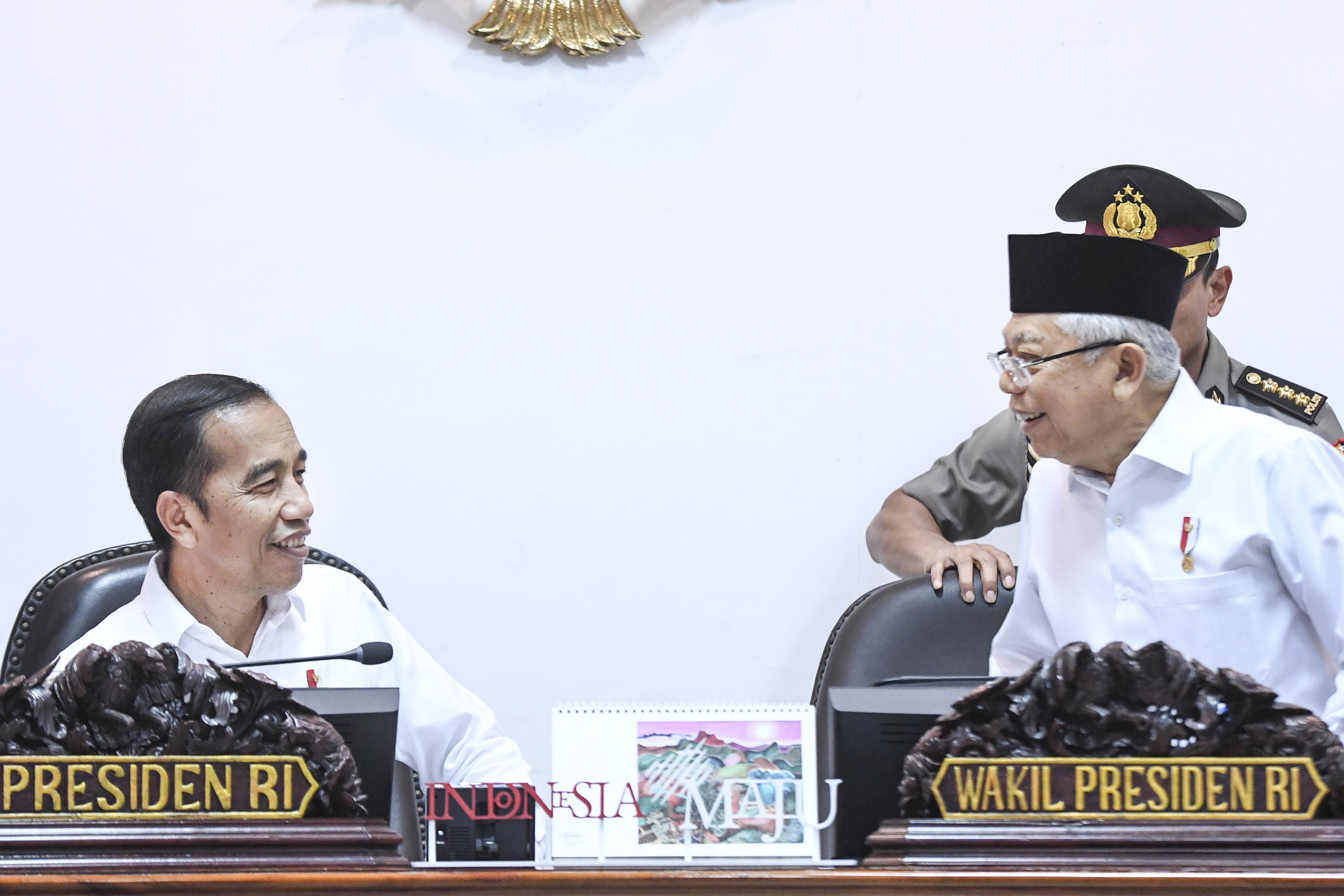 Presiden Jokowi berbincang dengan Wapres Ma'ruf Amin sebelum kasus covid-19 melonjak.