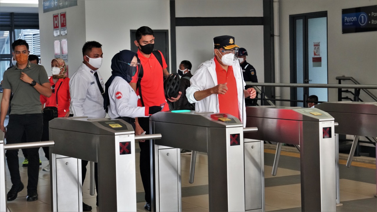 Menhub Budi Karya Sumadi mengunjungi Stasiun Cisauk. 
