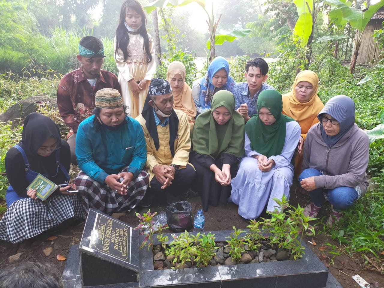 Trena dan Treni (berhijab  hijau) bersama keluarga berziarah ke makam ibunya, Kamis (22/10/2020).