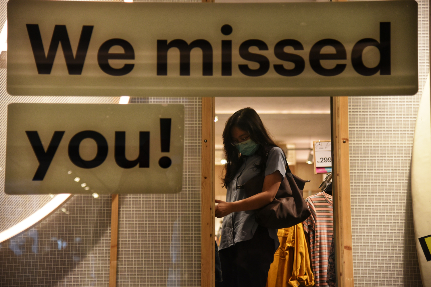 Dengan menggunakan masker, pengunjung berbelanja di Mal Kota Kasablanka, Jakarta.