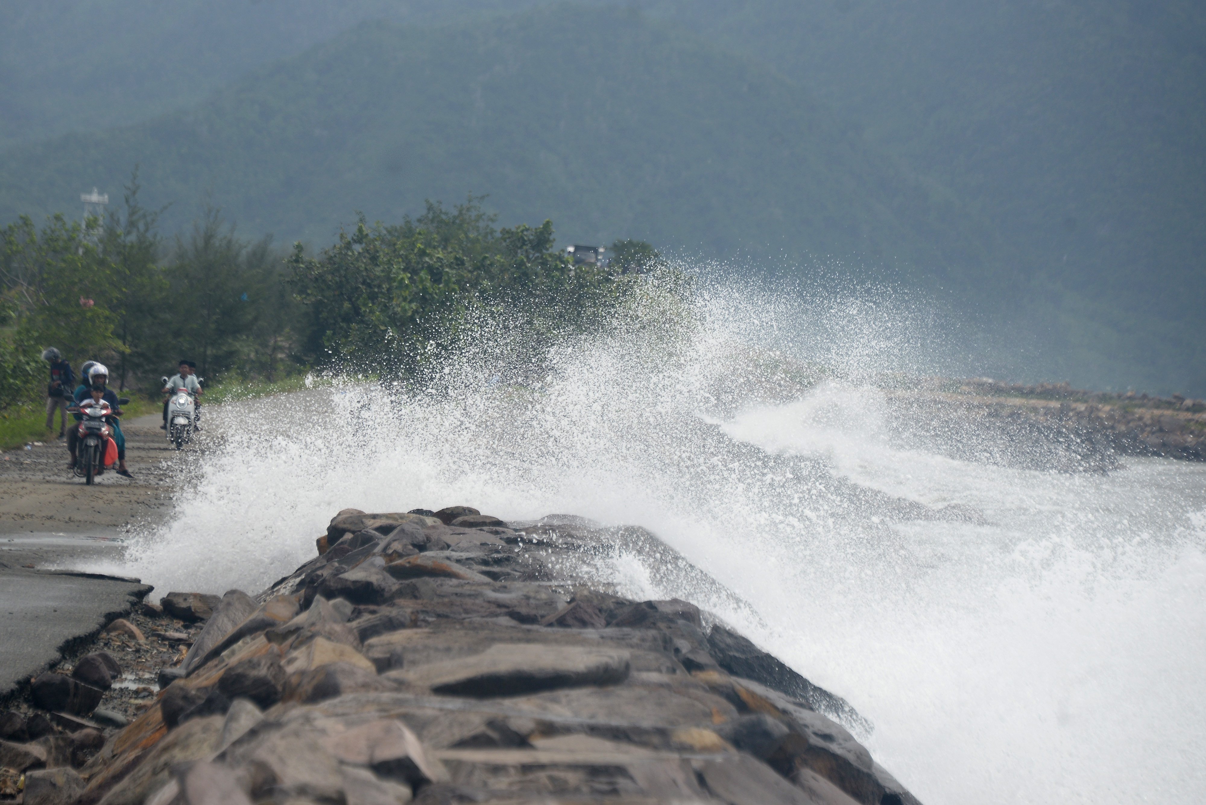 Gelombang tinggi menghantam pantai di kawasan Ulee Lheue, Banda Aceh.