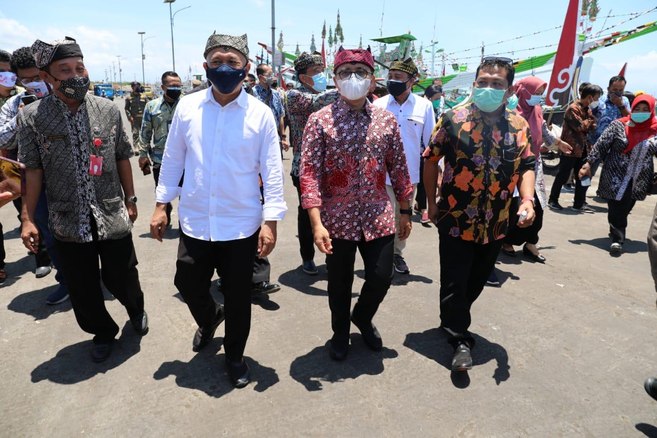 Menkop UKM Teten Masduki (kedua dari kiri) saat meninjau Tempat Pelelangan Ikan (TPI) Munca di Banyuwangi, Jawa Timur (Jatim), Jumat (2/10).
