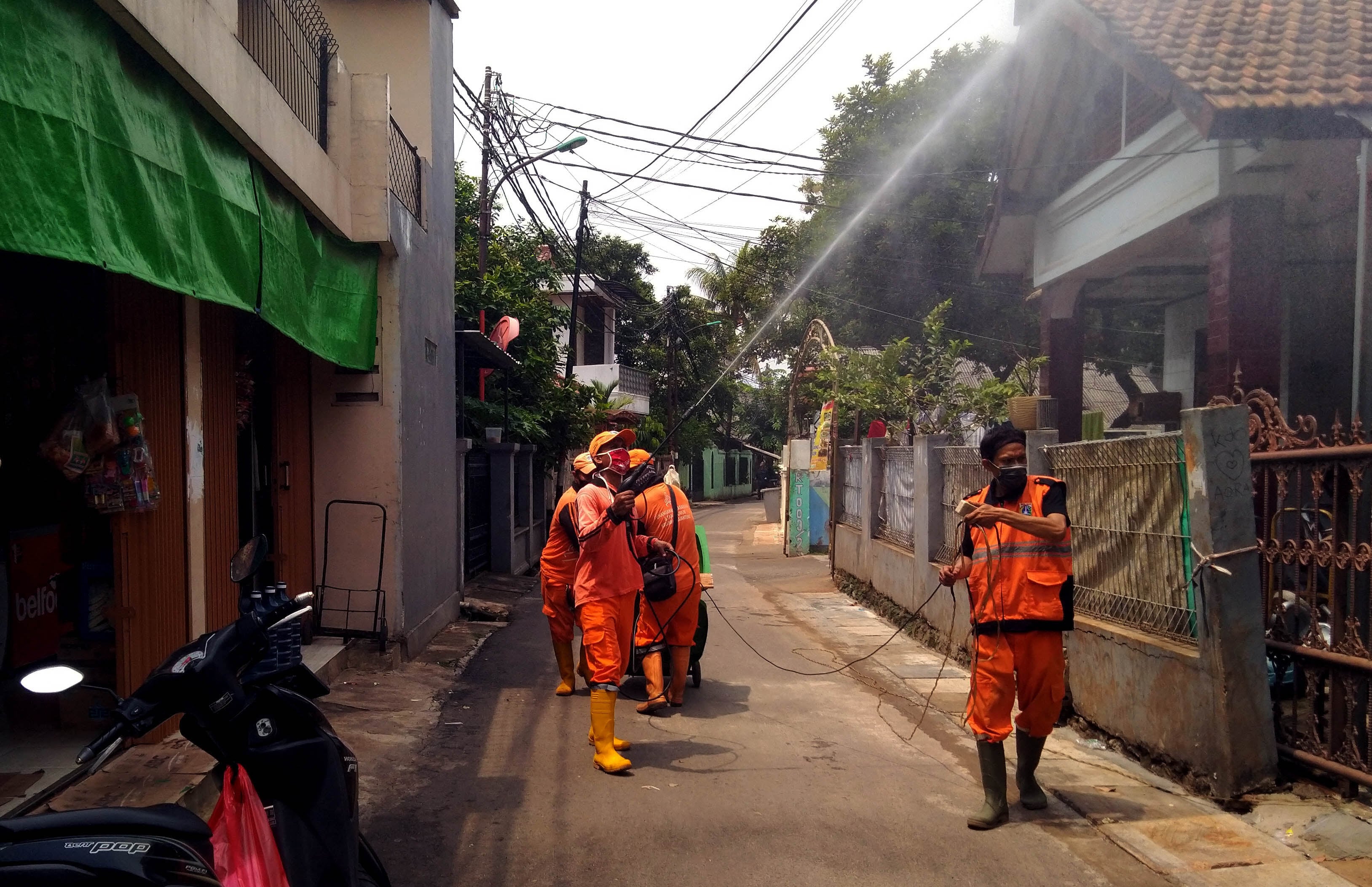 Petugas melakukan penyemprotan disinfektan di kawasan Cijantung, Jakarta, Jumat (9/10).