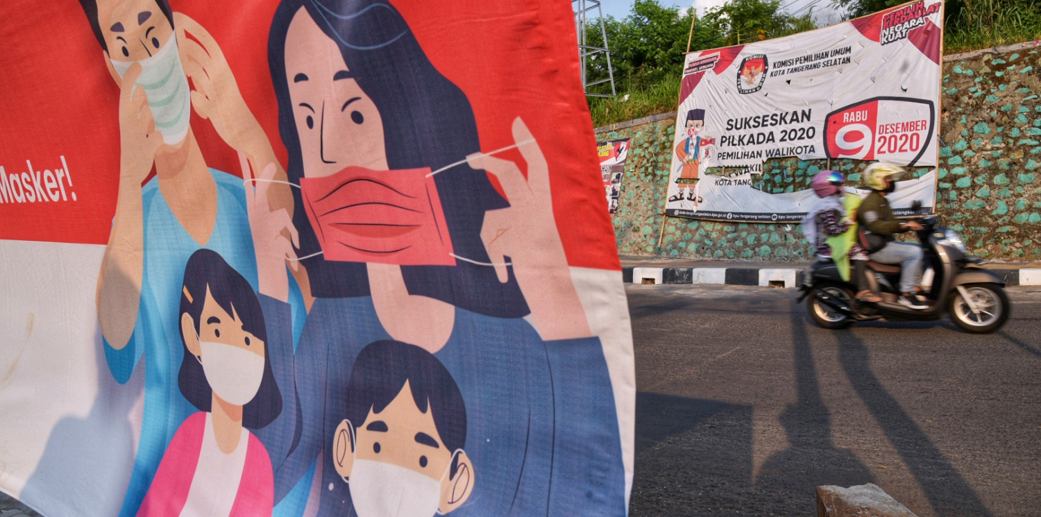 Spanduk sosialisasi Pemilihan Kepala Daerah (Pilkada) yang terpampang di kawasan Ciputat, Tangerang Selatan, Selasa (29/9/2020).