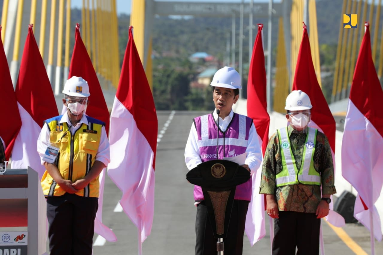 Presiden Joko Widodo (Jokowi) meresmikan Jembatan Teluk Kendari di Kota Kendari, Sulawesi Tenggara, Kamis (22/10). 
