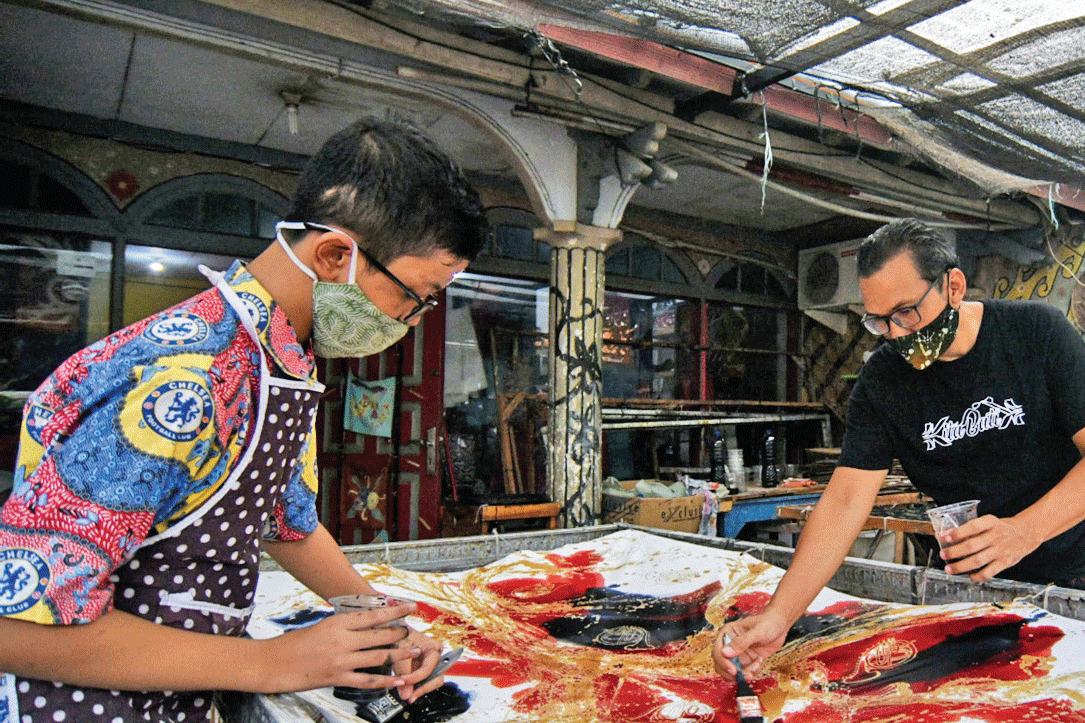 BELAJAR MEMBATIK: Restu Rizky Ramadhan, 13, ikut menyelesaikan pembuatan motif batik di Rumah Batik Palbatu, Jakarta, kemarin. 