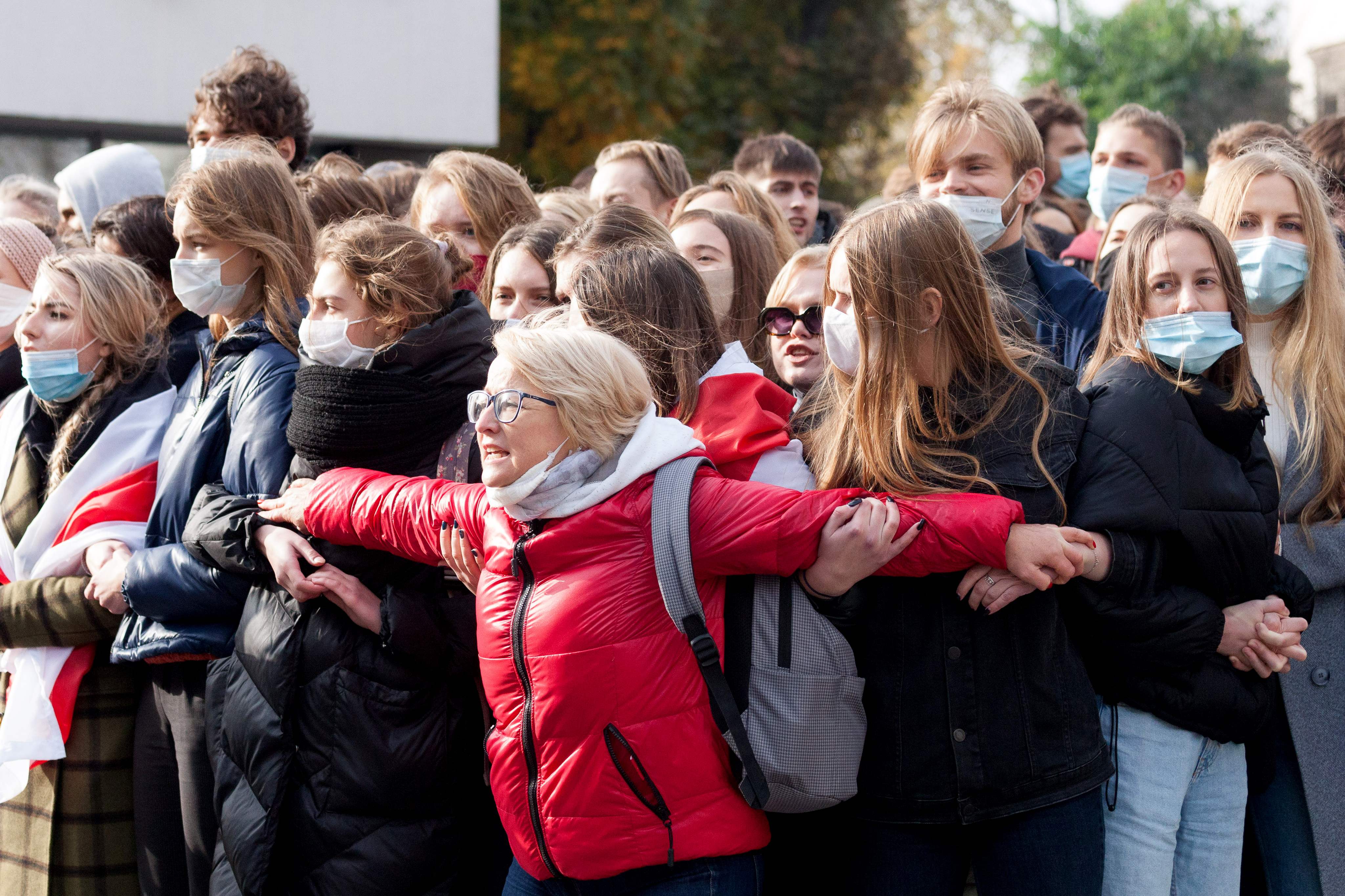 Mahasiswa Univesitas Negeri Belarus ambil bagian dalam aksi mogok nasional di Minsk, Senin (26/10).