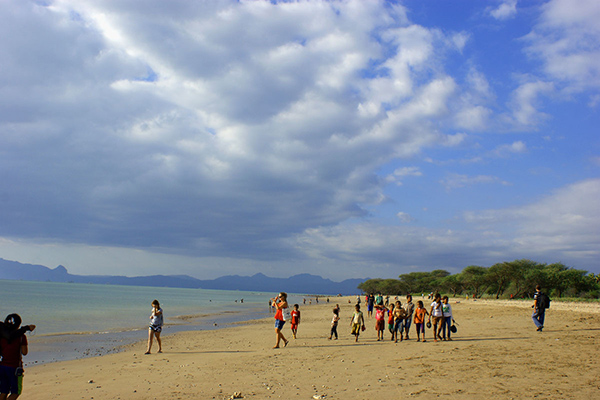 Wisata pantai pasir putih di Kupang, NTT