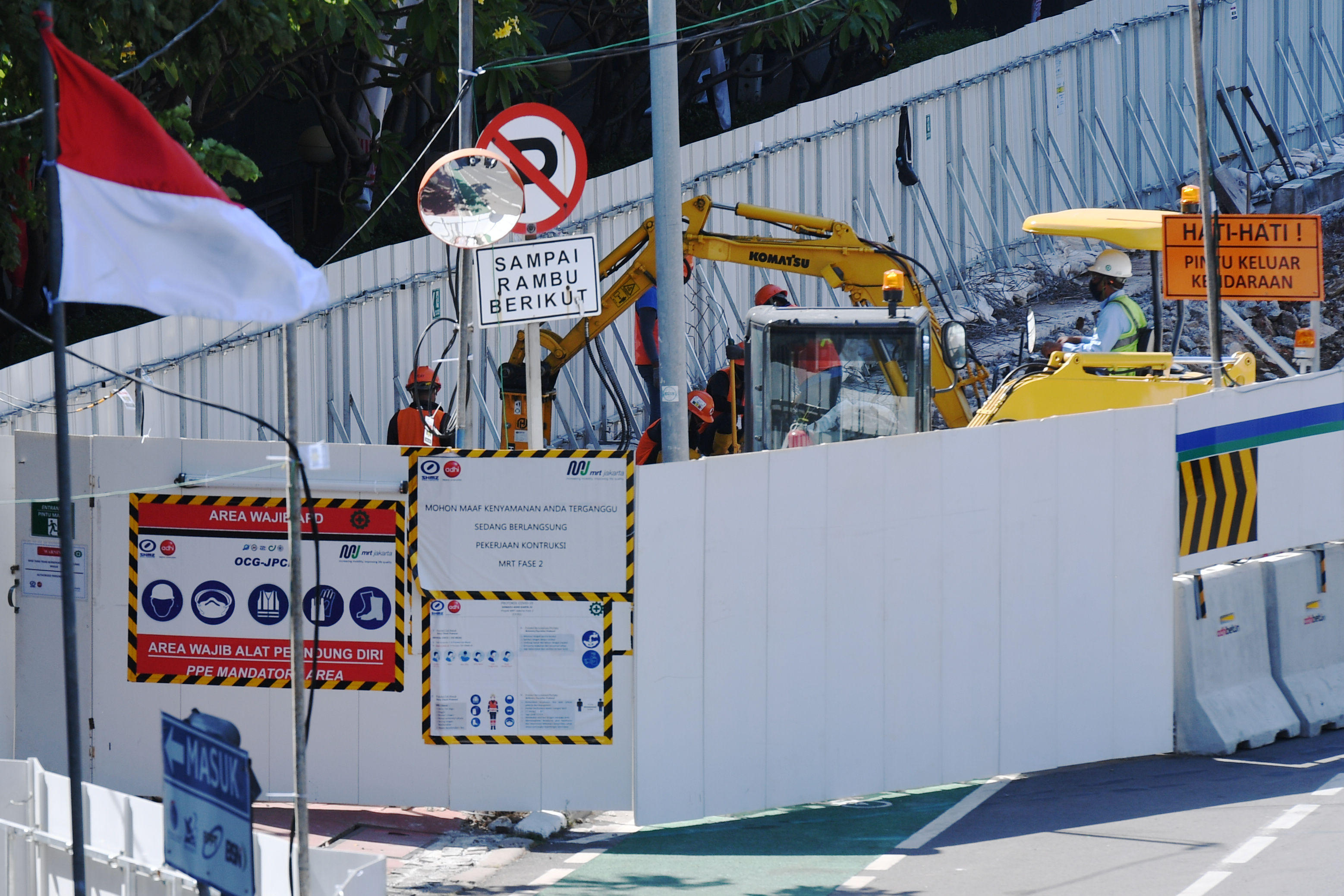 Pekerja berada di area proyek pengerjaan MRT fase 2 di Jalan MH Thamrin, Jakarta.