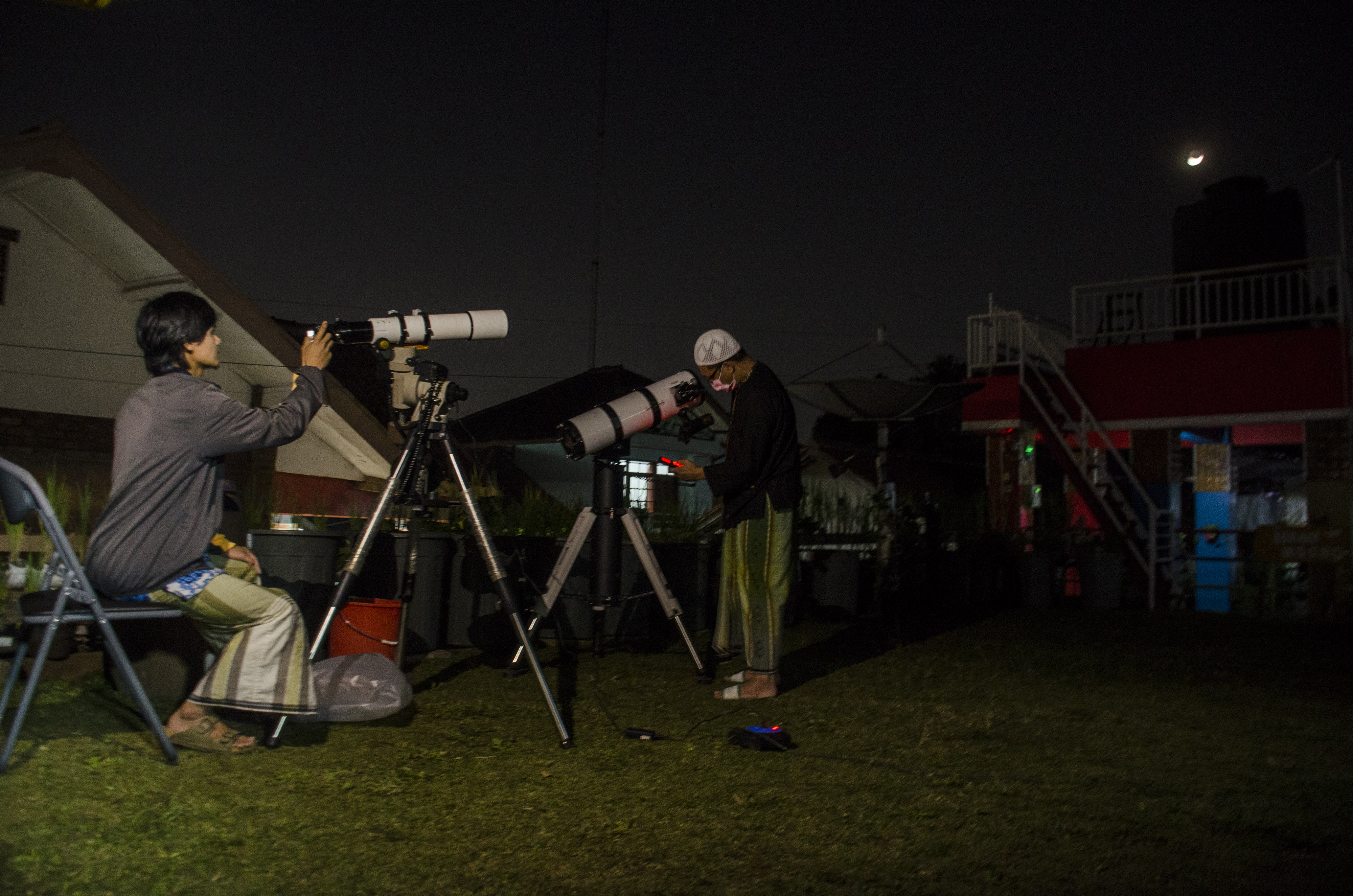 Peneliti astronomi memantau lintasan Komet Neowise atau C/2020 F3 menggunakan teleskop di Imah Noong Observatorium, Lembang, Kabupaten Bandu