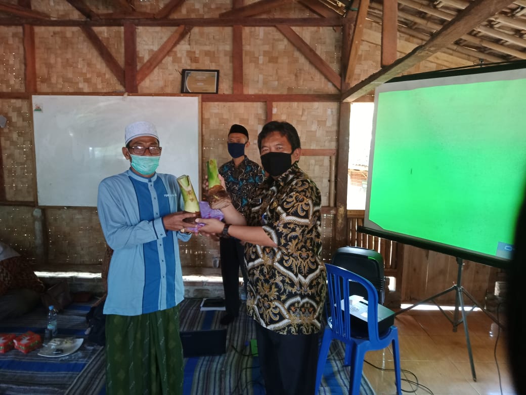 Pembagian talas beneng pada acara pembentukan Asosiasi Pelaku Usaha Talas Beneng Kabupaten Pandeglang.  