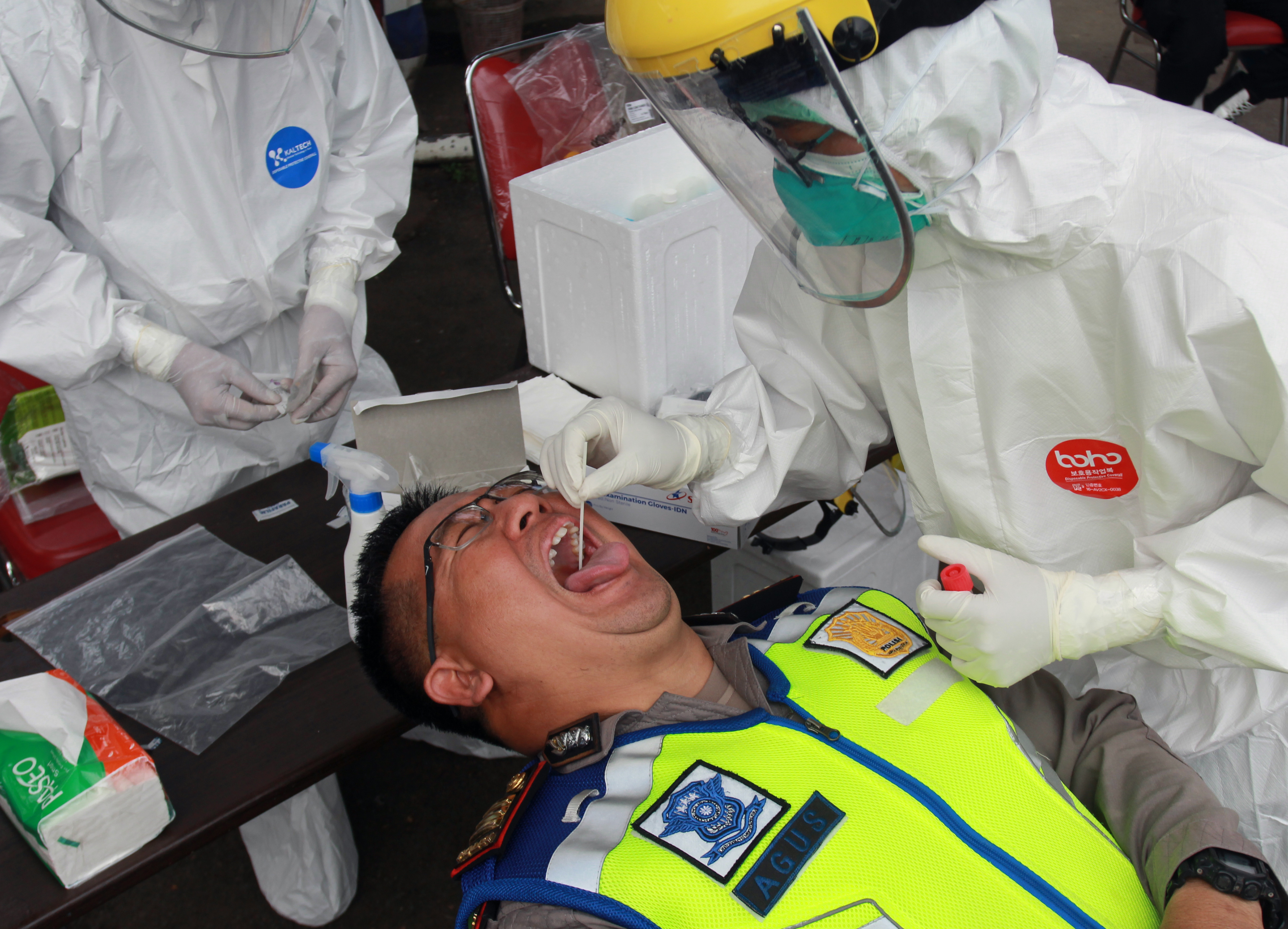 Petugas medis dari Dinas Kesehatan Kota Tangerang melakukan tes usap atau swab test anggota polisi Polres Metro Tangerang Kota.