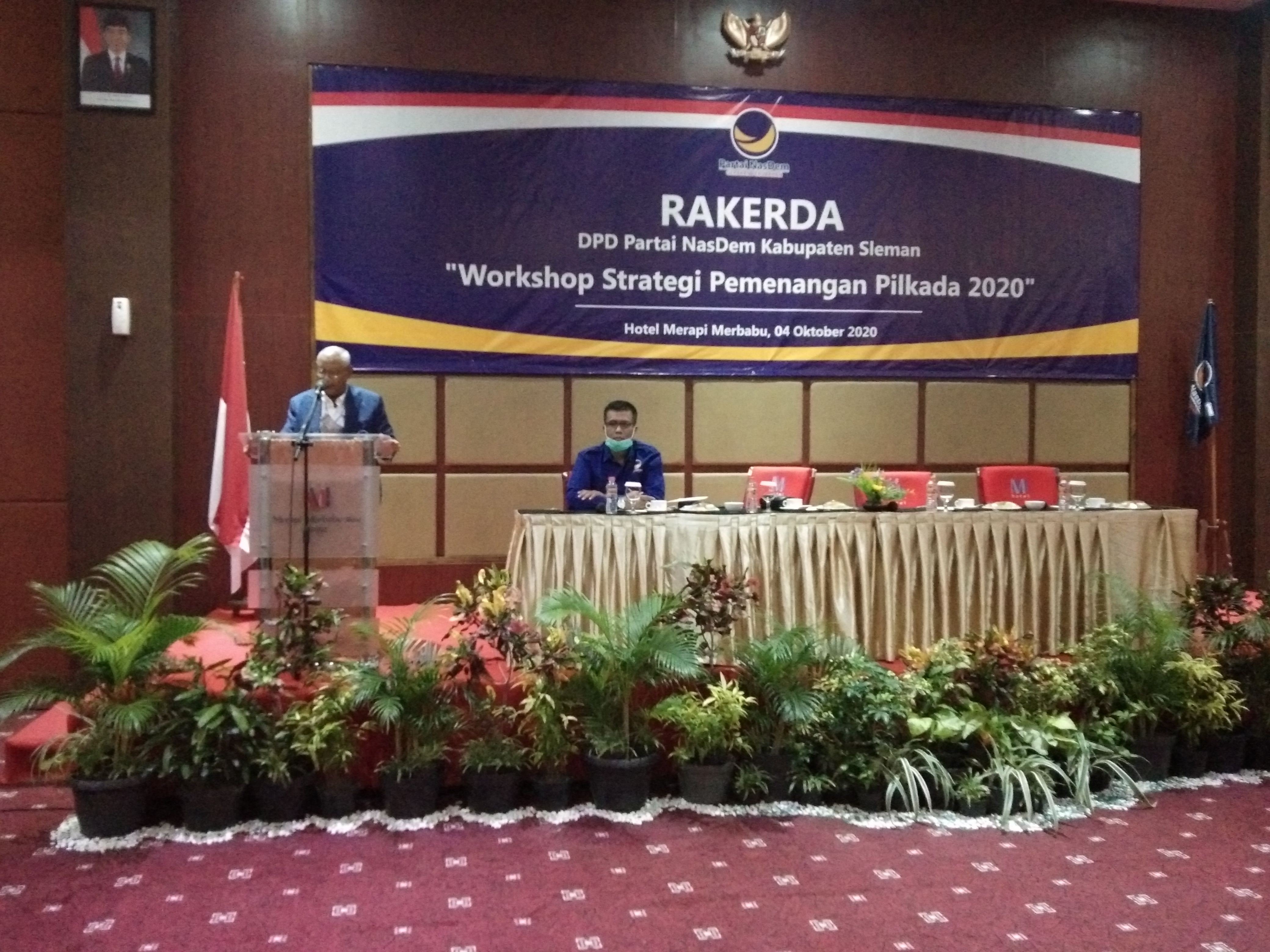 Ketua DPW Partai NasDem DIY Subardi saat memberikan pengarahan pemenangan Pilkada di Sleman.