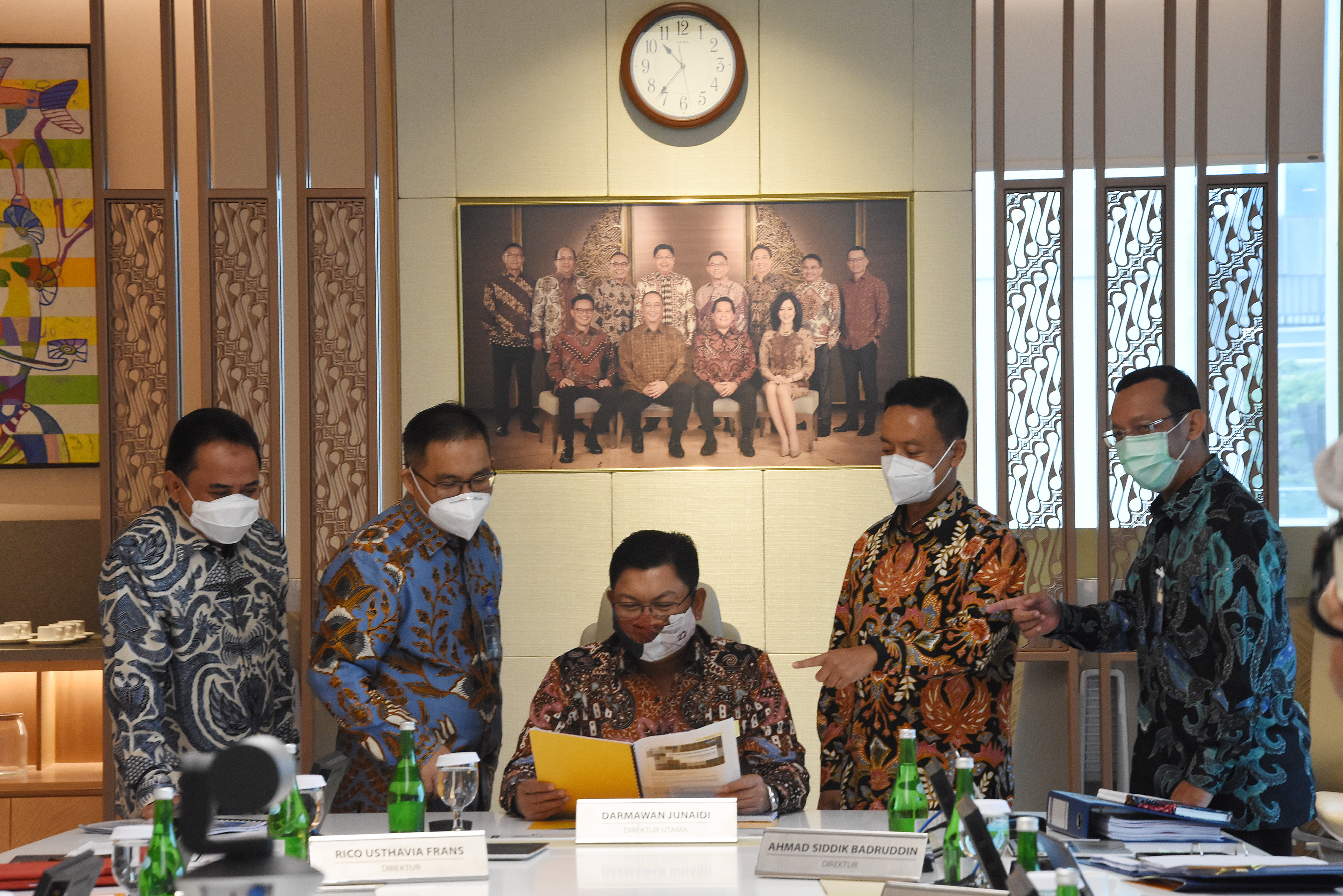 PAPARAN KINERJA TRIWULAN III-2020 BANK MANDIRI: Direktur Utama terpilih Bank Mandiri Darmawan Junaidi (tengah)