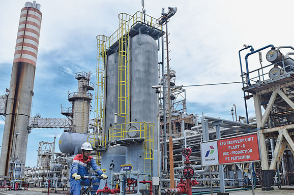 Pekerja sedang melintas di kilang minyak di Tuban, Jatim yang akan dikembangkan.