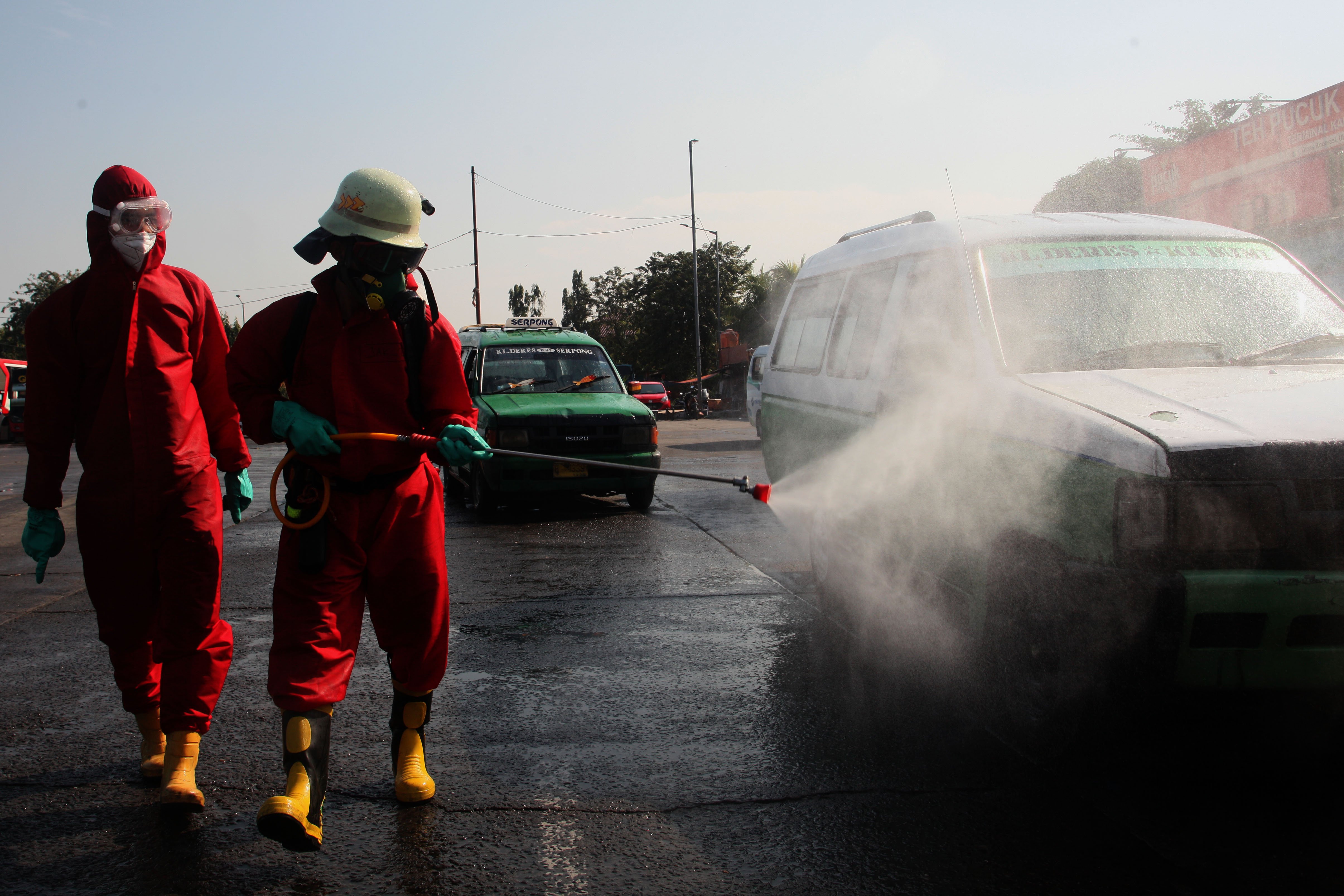 Ilustrasi kegiatan disinfeksi sebagai upaya pencegahan penyebaran covid-19