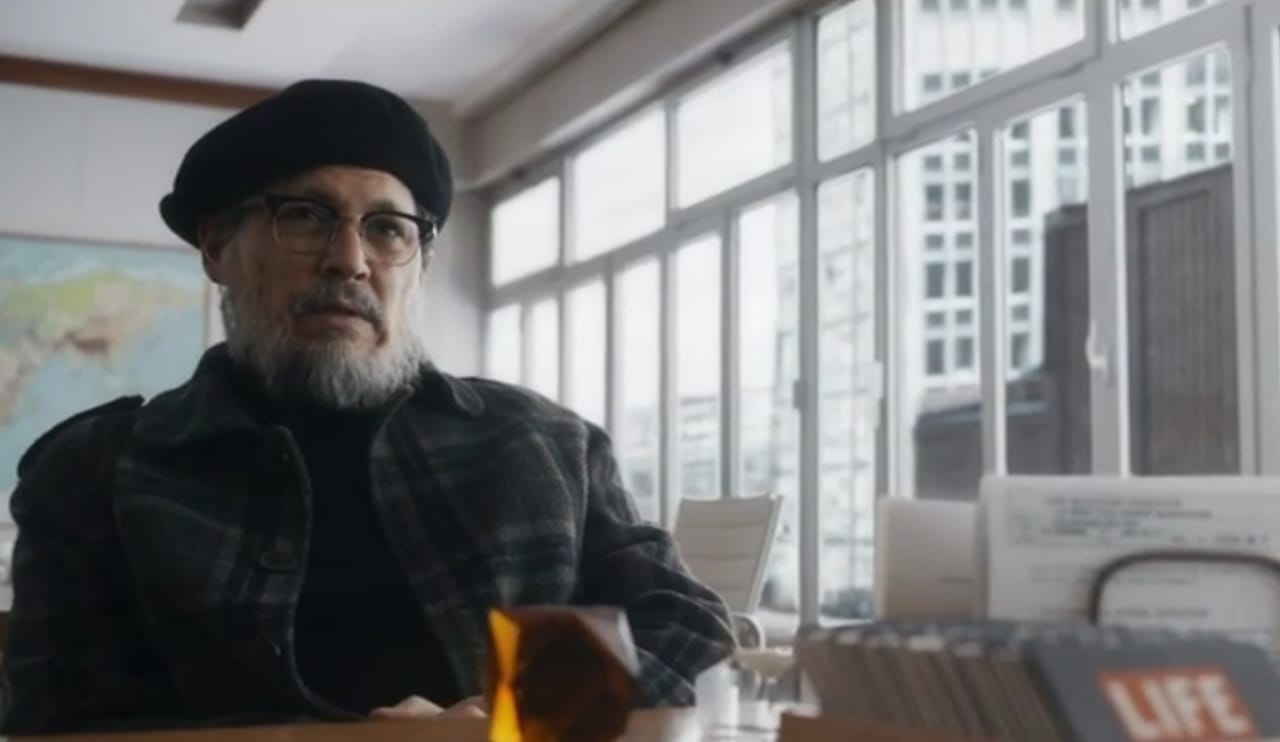 Johnny Depp berperan sebagai seorang jurnalis foto terkenal Eugene Smith, di film Minamata yang akan tayang di bioskop Februari 2021.