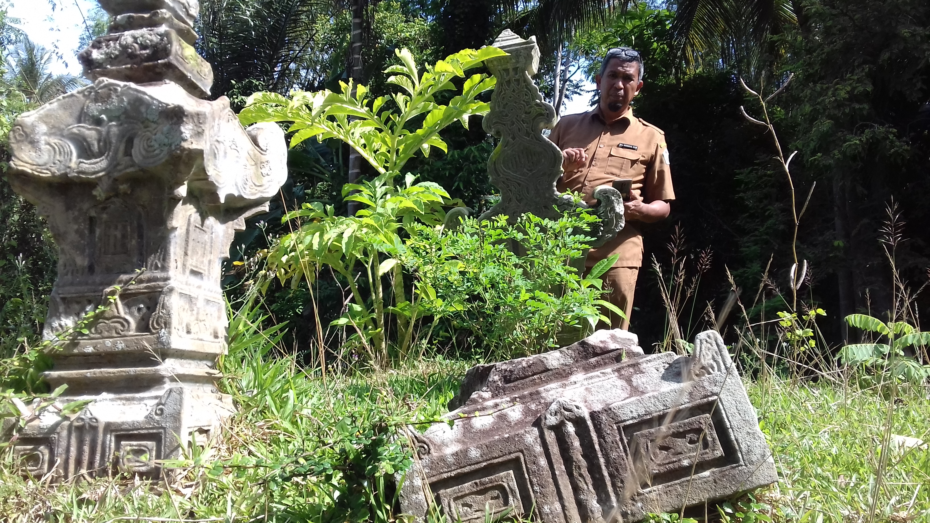 Makam di bekas meunasah (balai desa) Gampong Peunayong, Kecamatan Lampoh Saka, Kabupayen Pidie.