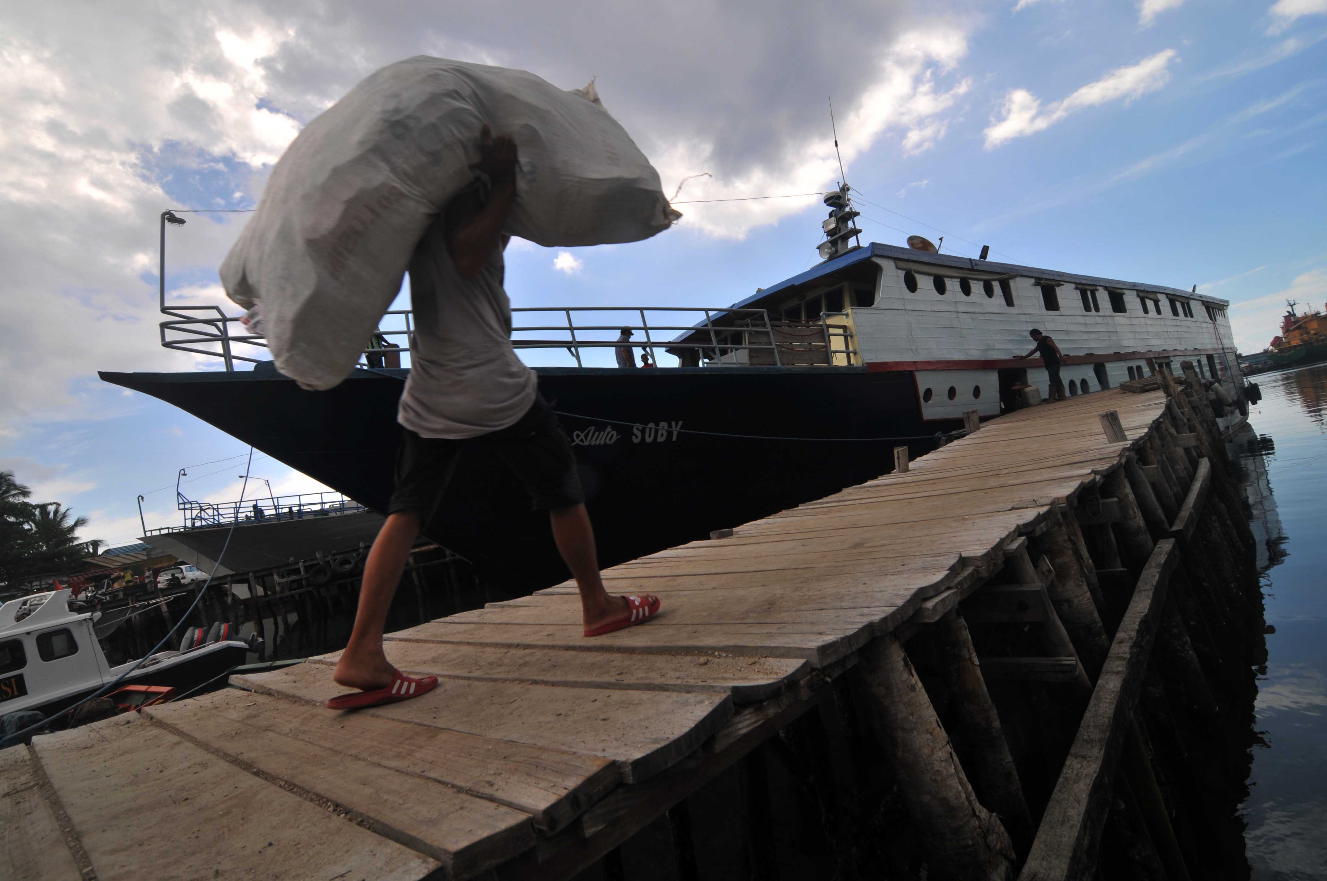 Pelabuhan Rakyat Luwuk yang melayani rute Luwuk-Banggai Kepulauan-Banggai Laut