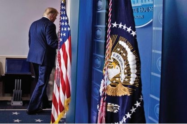 Presiden Amerika Serikat Donald Trump seusai berpidato di podium ruang konferensi pers Gedung Putih, Washington DC, (5/11).