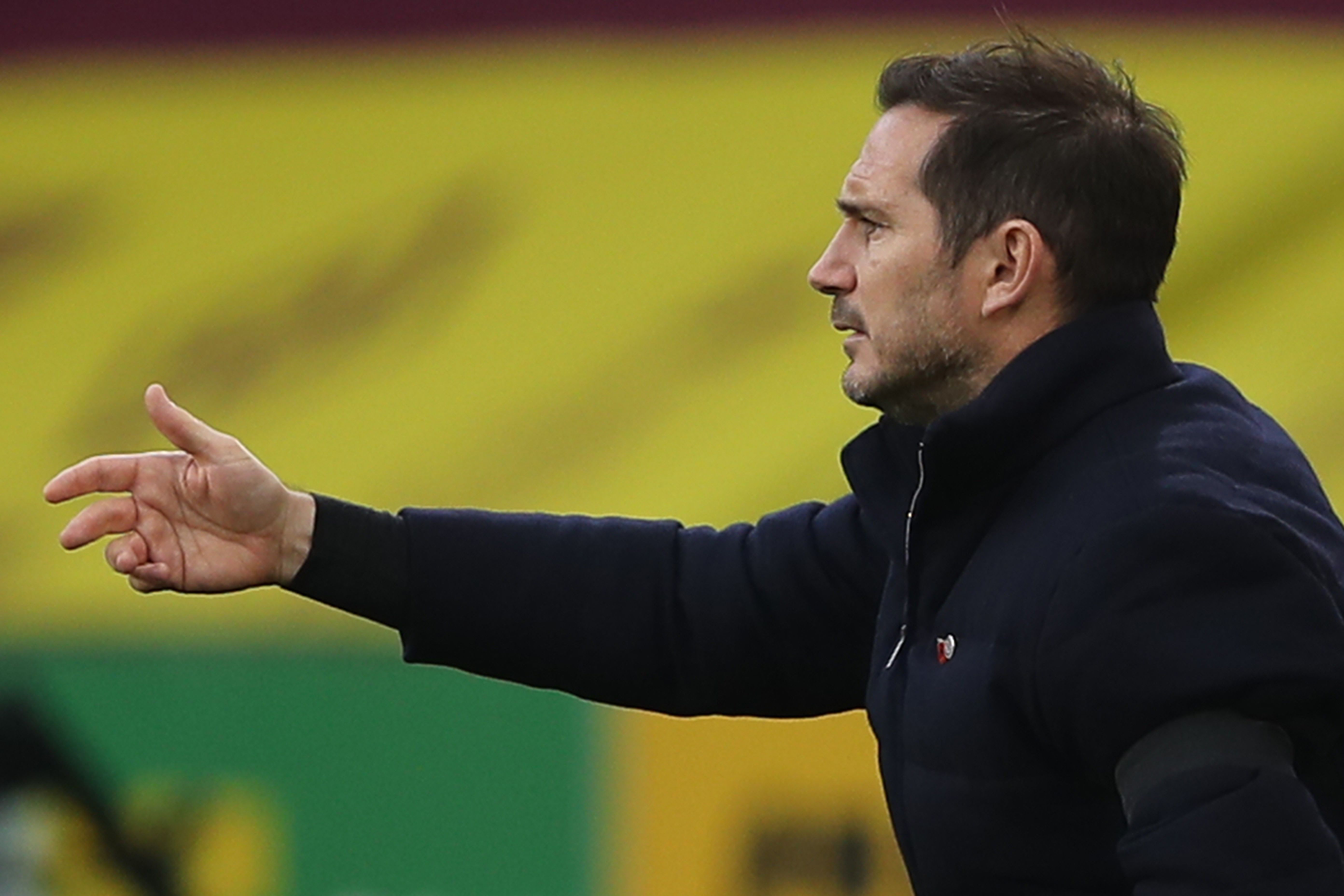 Pelatih kepala Chelsea Inggris Frank Lampard memberi isyarat dari tepi lapangan selama pertandingan sepak bola Liga Premier Inggris