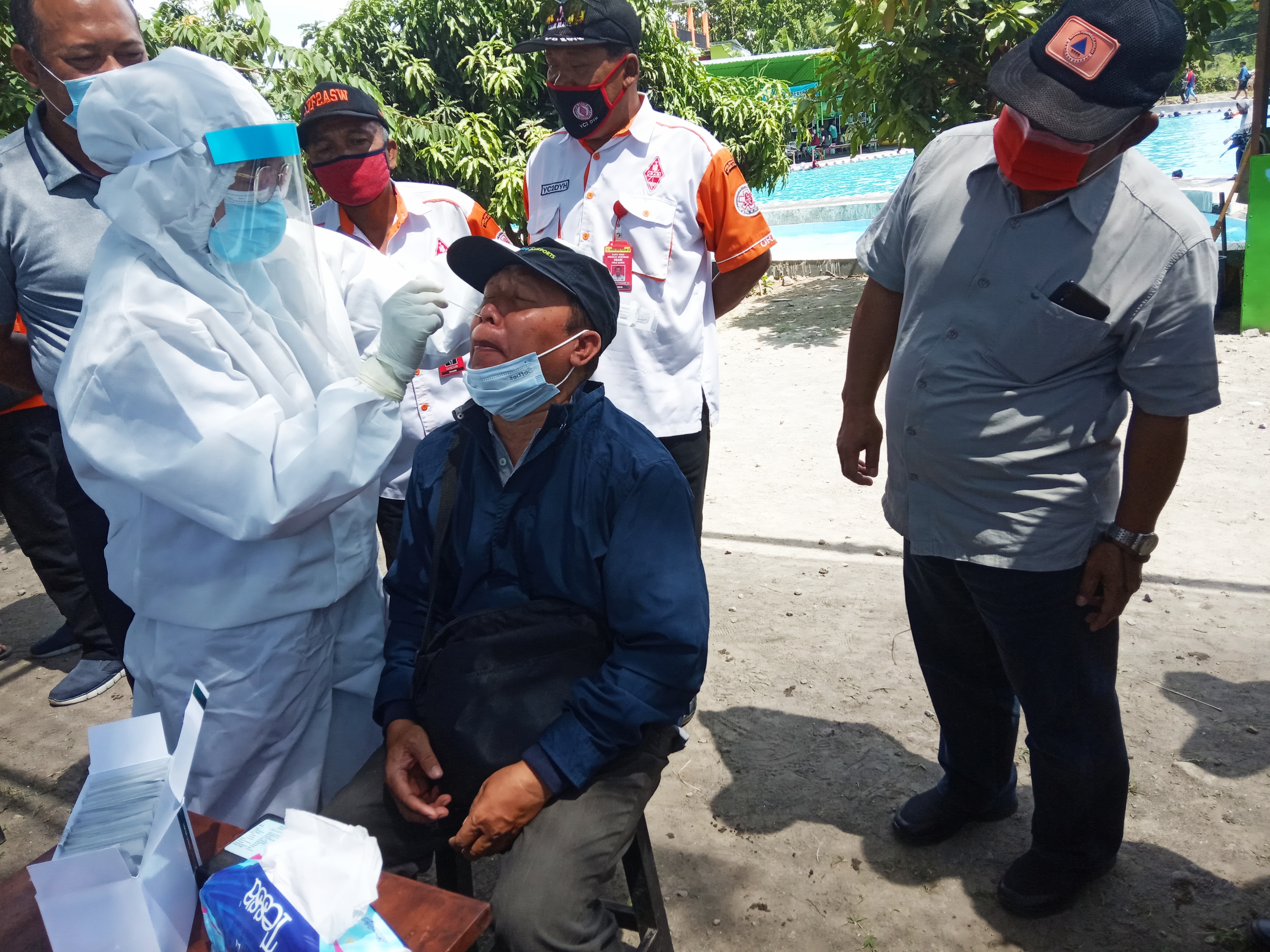 Ilustrasi: Petugas melakukan swab test pada salah satu pengunjung objek wisata