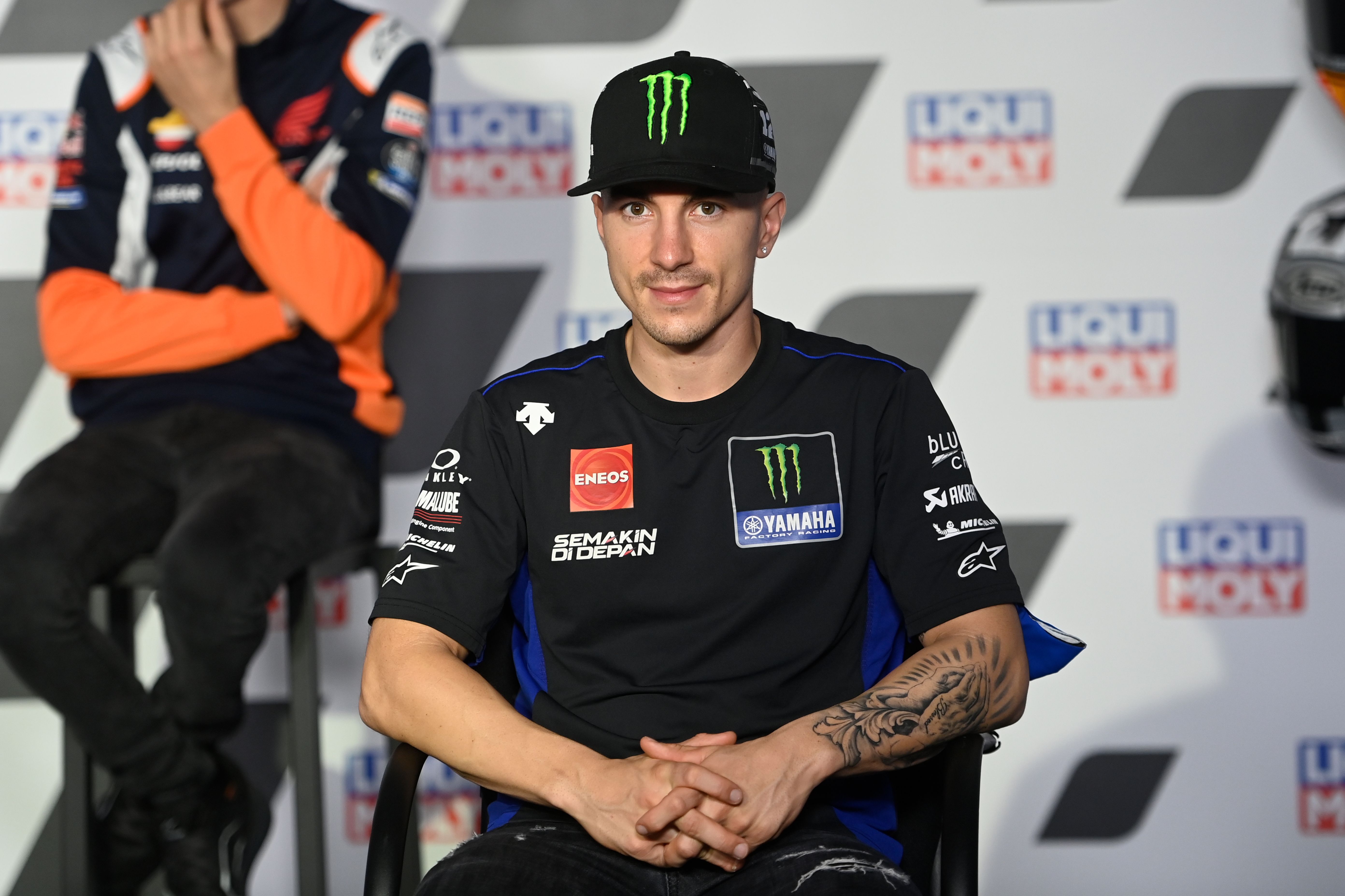 Pembalap Monster Energy Yamaha, Maverick Vinales saat menghadiri konferensi pers di GP Teruel.