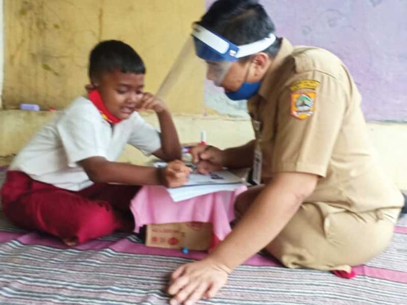 Mohamad Hikmat, guru Sekolah Luar Biasa (SLB) Negeri Batang mengajar di rumah siswanya. 