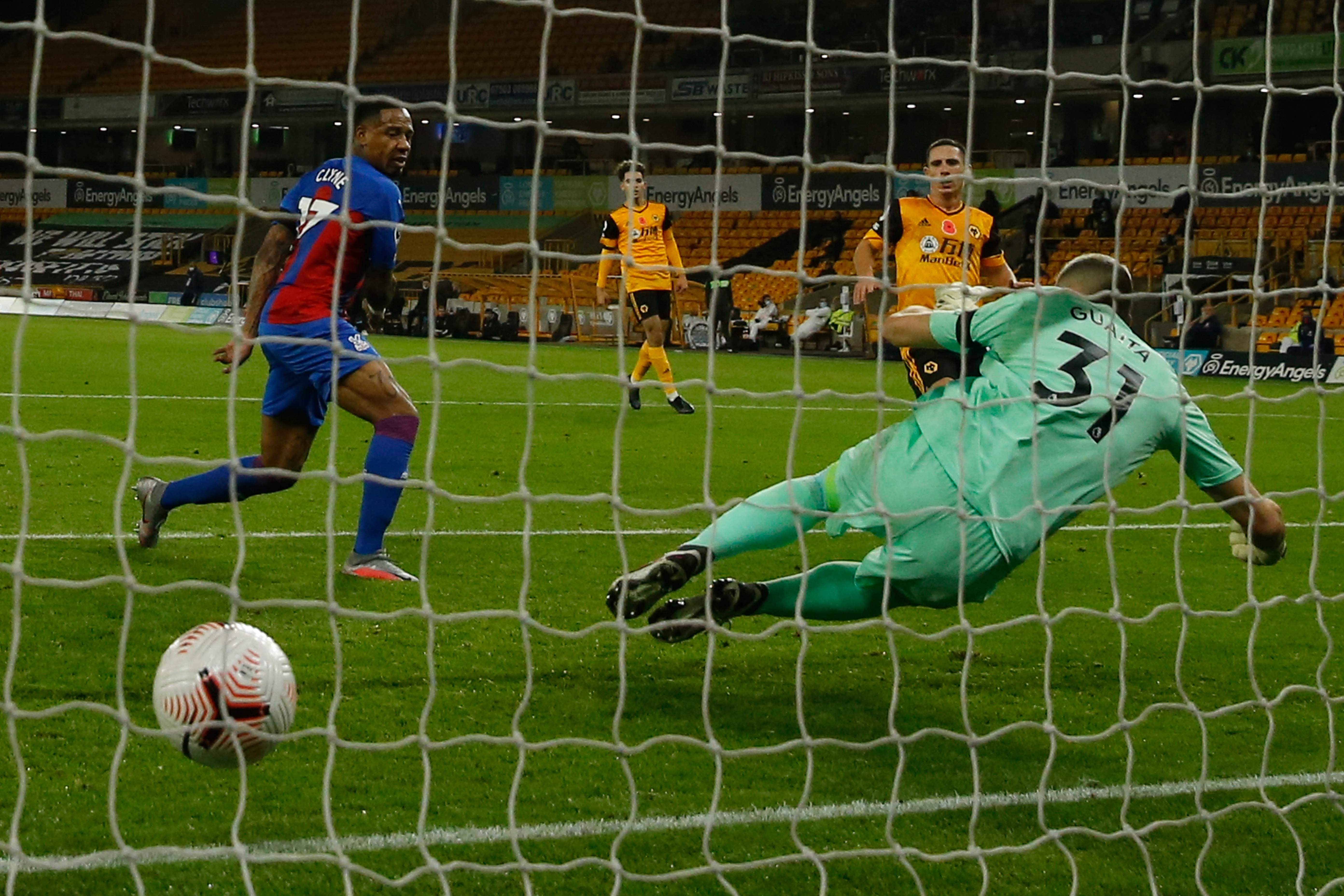 Gelandang Wolverhampton Wanderers, Daniel Podence (kedua dari kanan), mencetak gol di pertandingan sepak bola Liga Premier Inggris, kemarin.