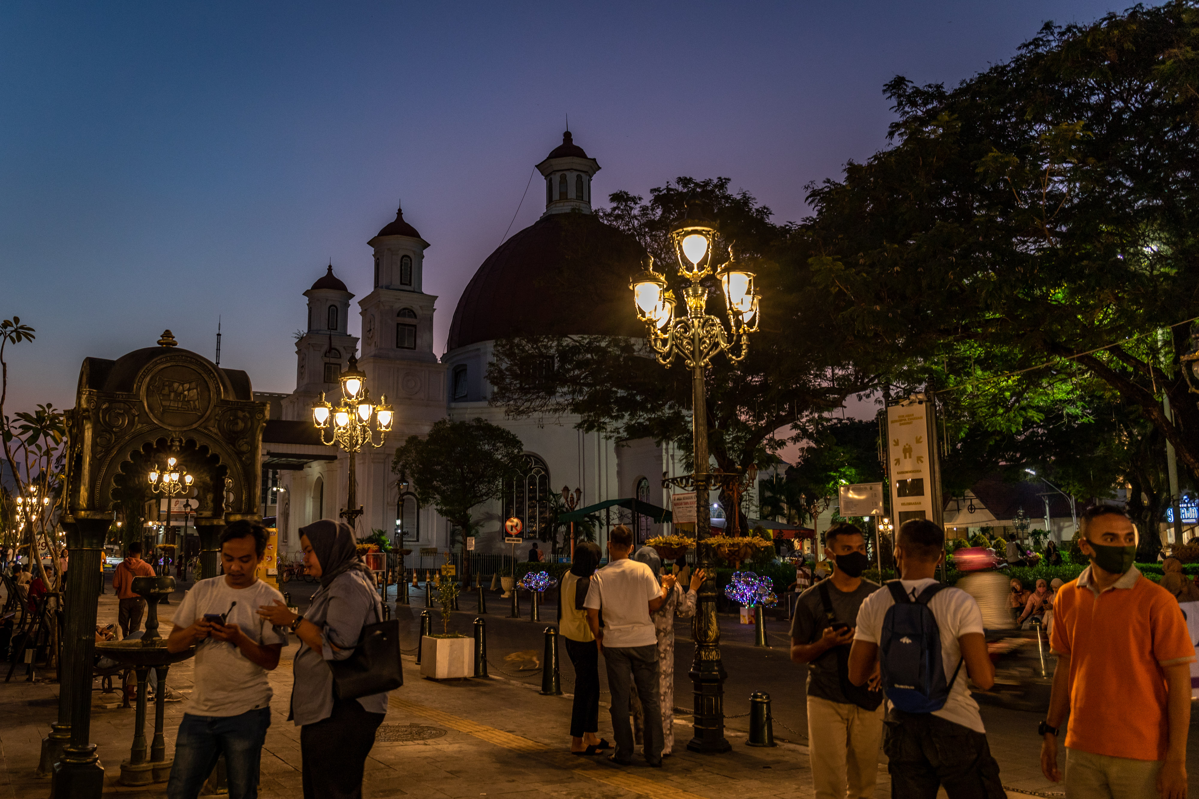 Sejumlah pengunjung menikmati suasana senja di sekitar GBIP Immanuel atau Gereja Blenduk di tengah pandemi COVID-19 di Kota Lama Semarang.