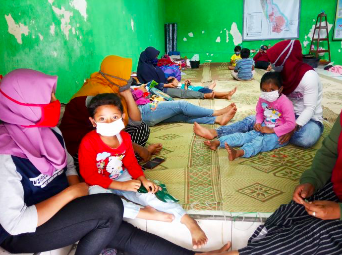  Pengungsi Merapi bertahan di Balai Desa Balerante dan Balai Desa Tegalmulyo, Kecamatan Kemalang, Kabupaten Klaten, Jateng. 