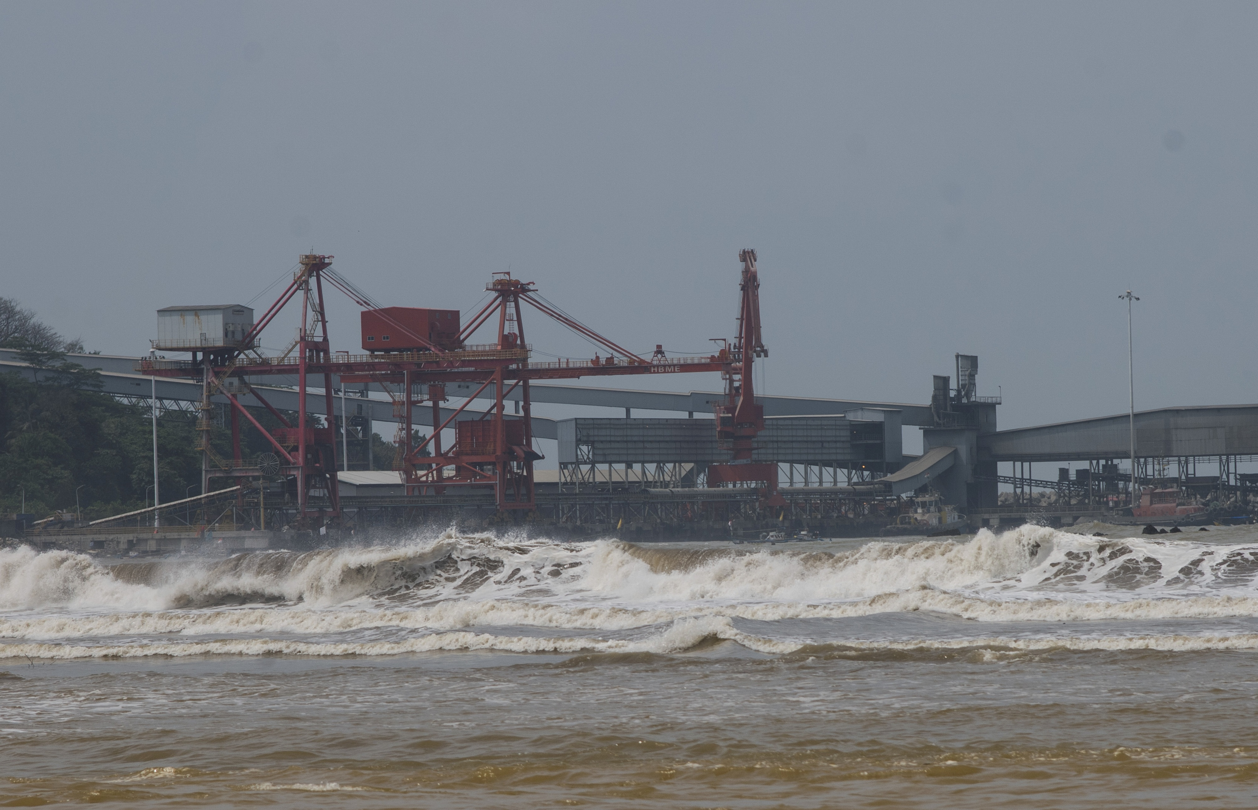  Ombak besar di pesisir pantai Bagedur, Lebak, Banten dalam wilayah Samudra Hindia, Jumat (30/10/
