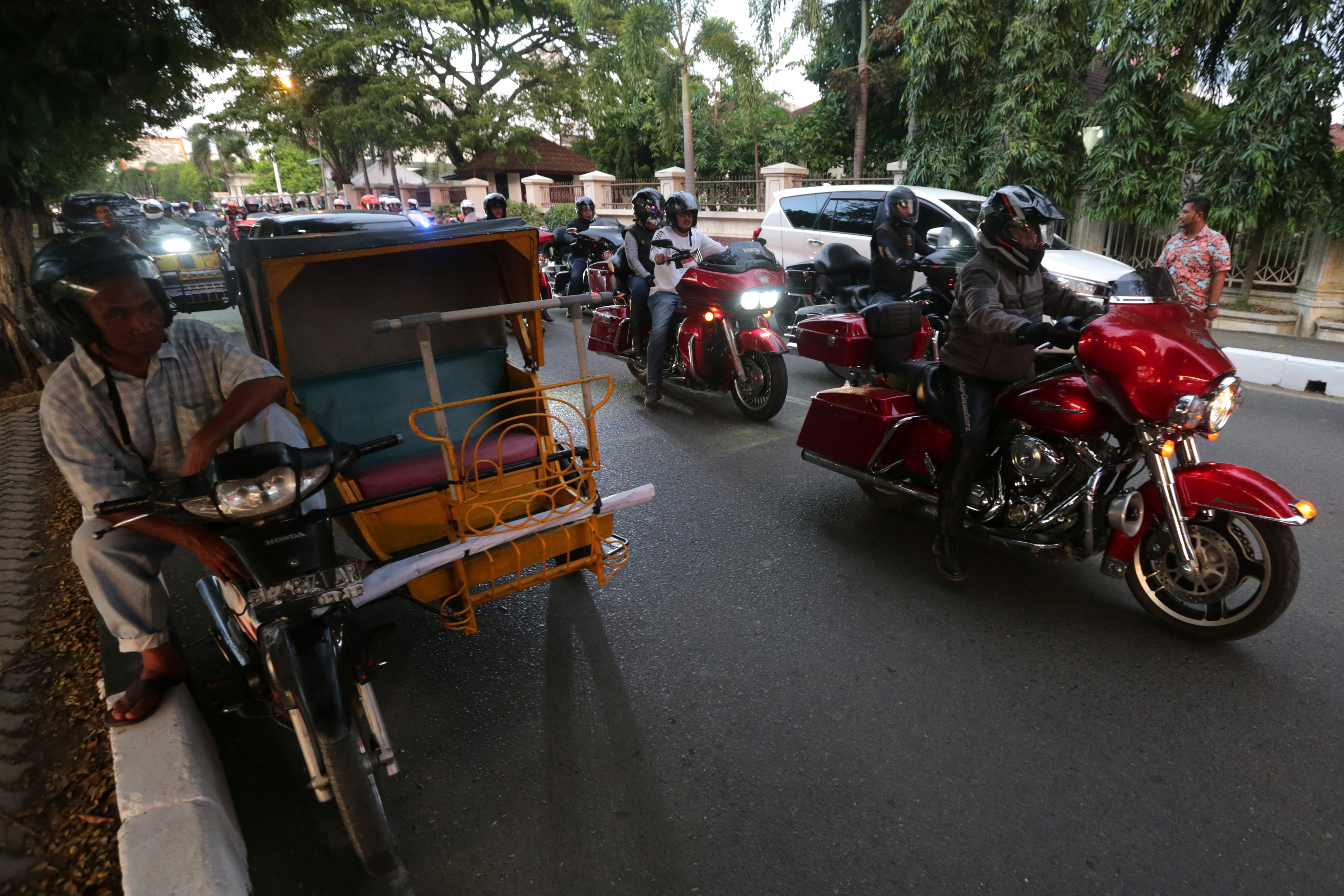Rombongan klub Harley Davidson saat melintas di salah satu jalan di Banda Aceh.