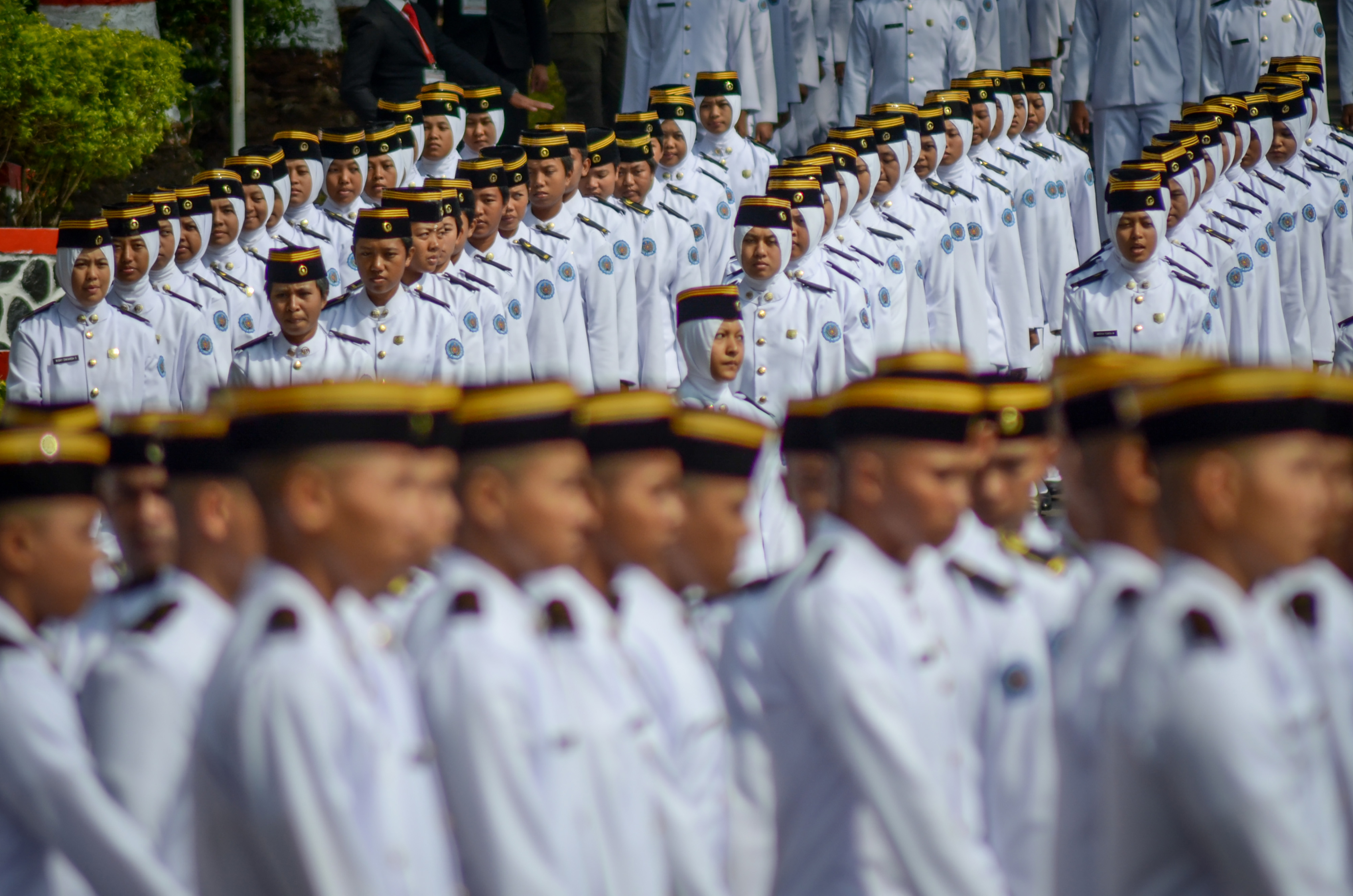 Sejumlah calon muda praja IPDN berbaris untuk proses pelantikan.