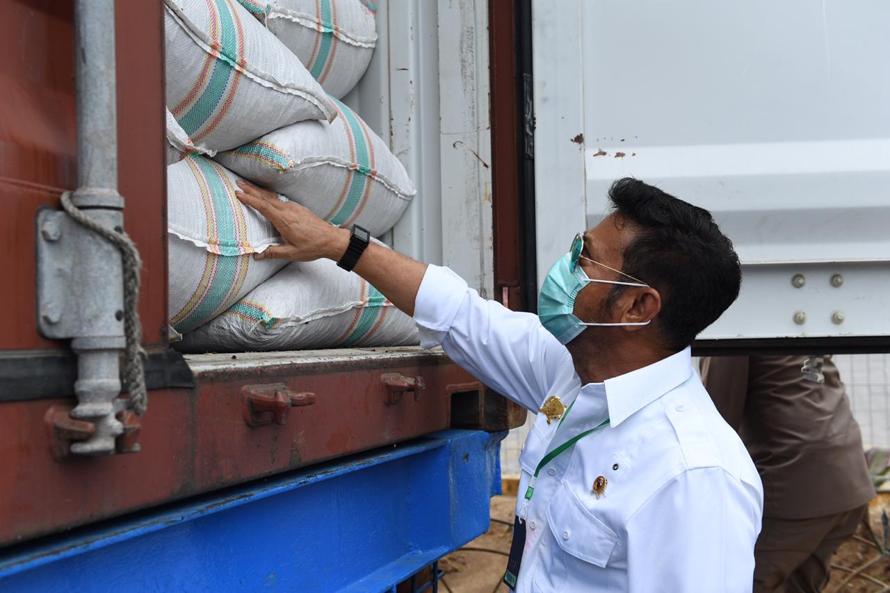 Mentan Syahrul Yasin Limpo melepas komiditi pertanian yang siap diekspor ke mancanegara.