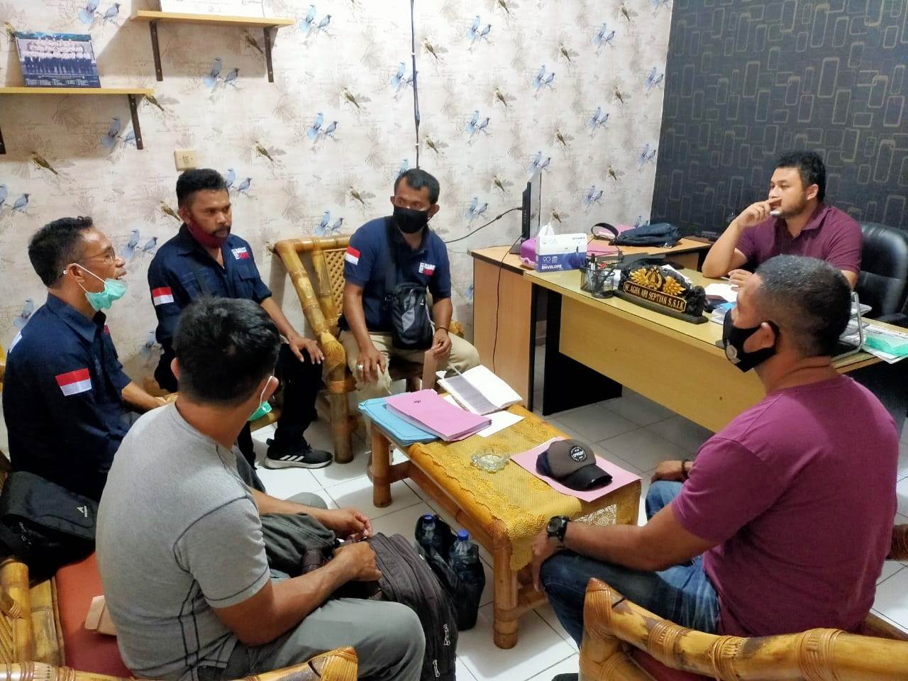 Penyidik KLHK menyerahkan tersangka kayu ilegal ke Polres Sikka.