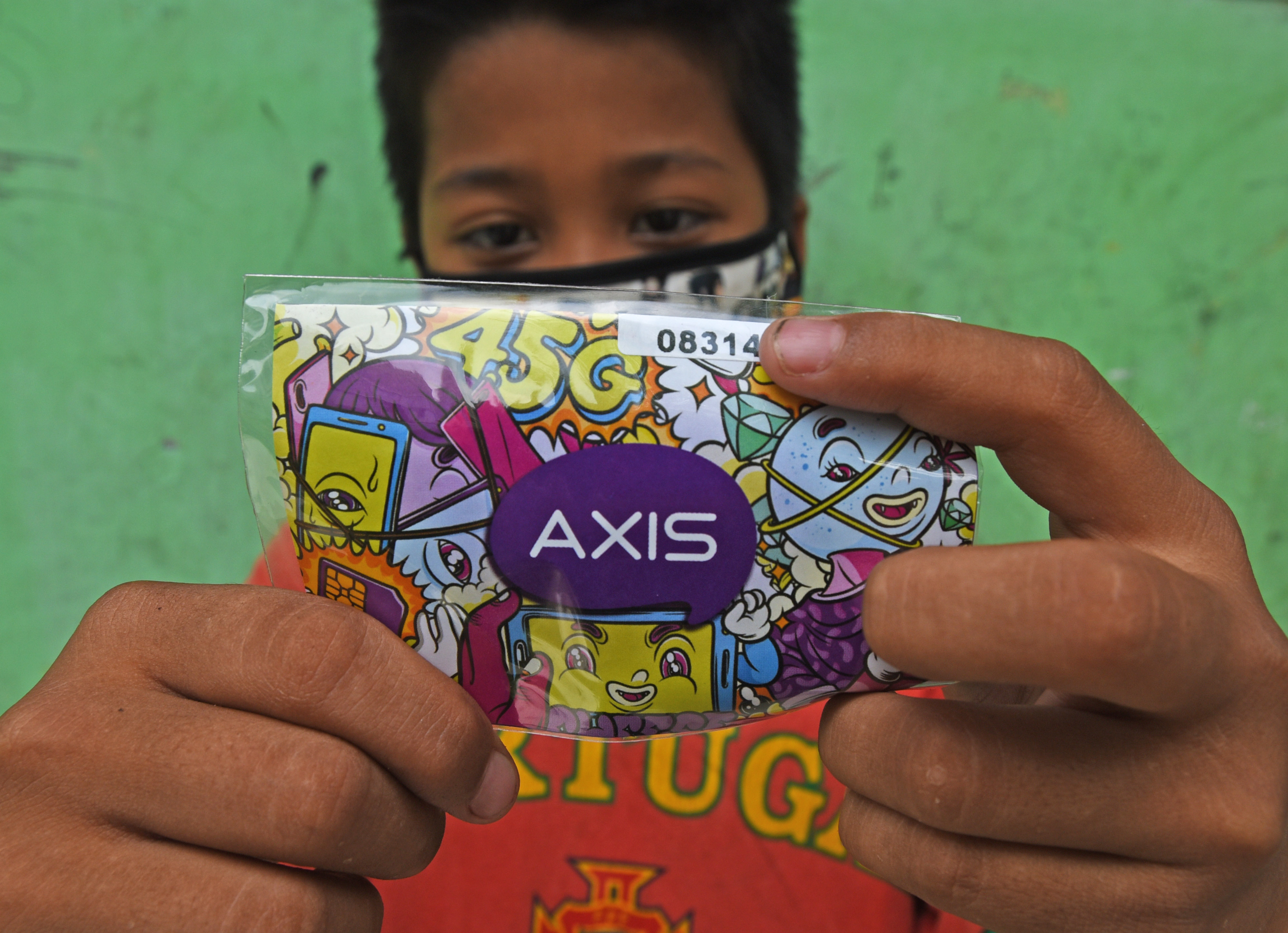 Murid Madrasah Hidayatul Athfal Taktakan memperlihatkan kartu internet gratis untuk PJJ di Serang, Banten, Sabtu.)