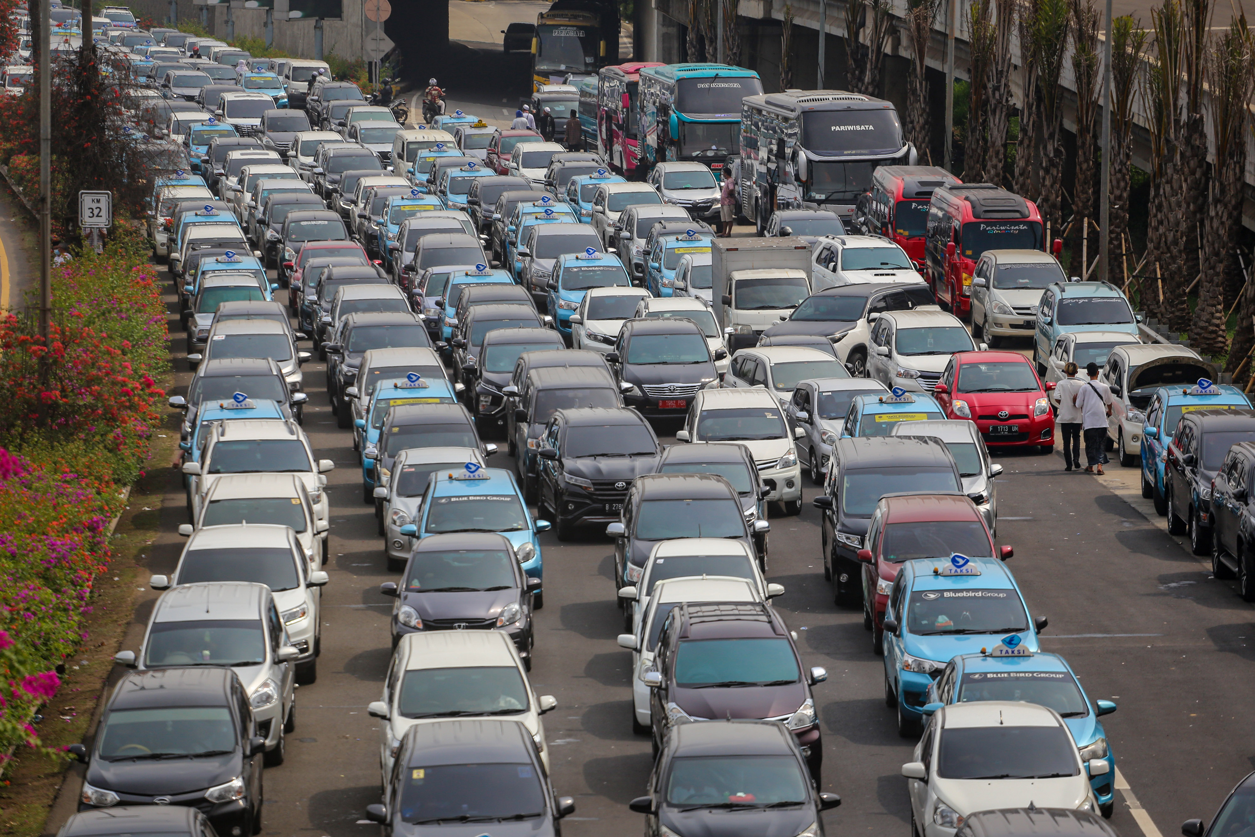 Sejumlah kendaraan terjebak macet di Tol Bandara Soekarno Hatta (Soetta), Tangerang, Banten, Selasa (10/11), akibat ulah penjemput Rizieq.