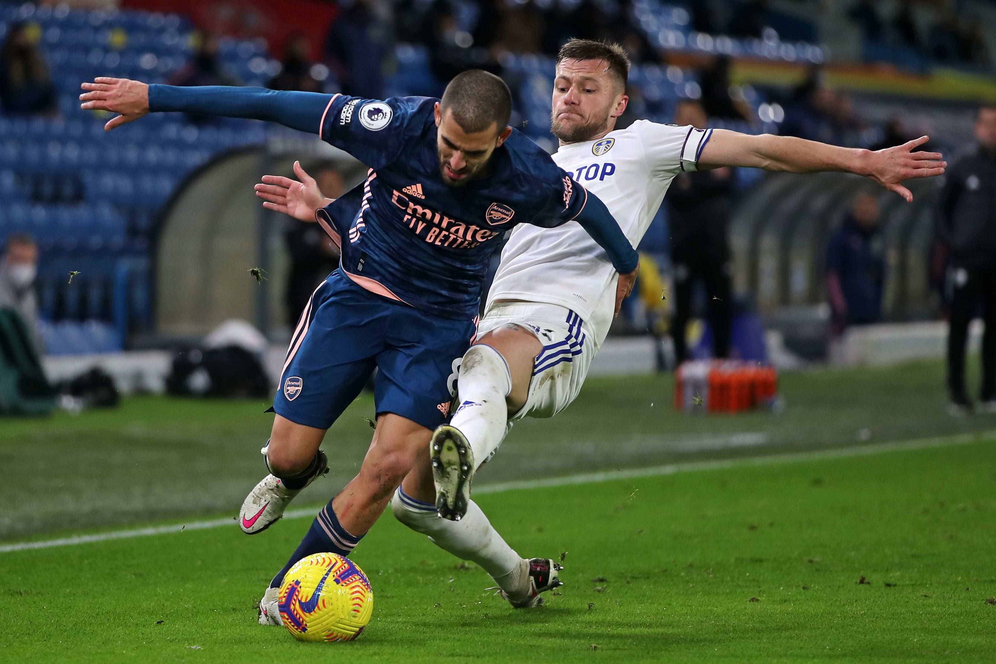 Pemain Arsenal Dani Ceballos (kiri) bersama pemain Leeds United Liam Cooper (kanan)
