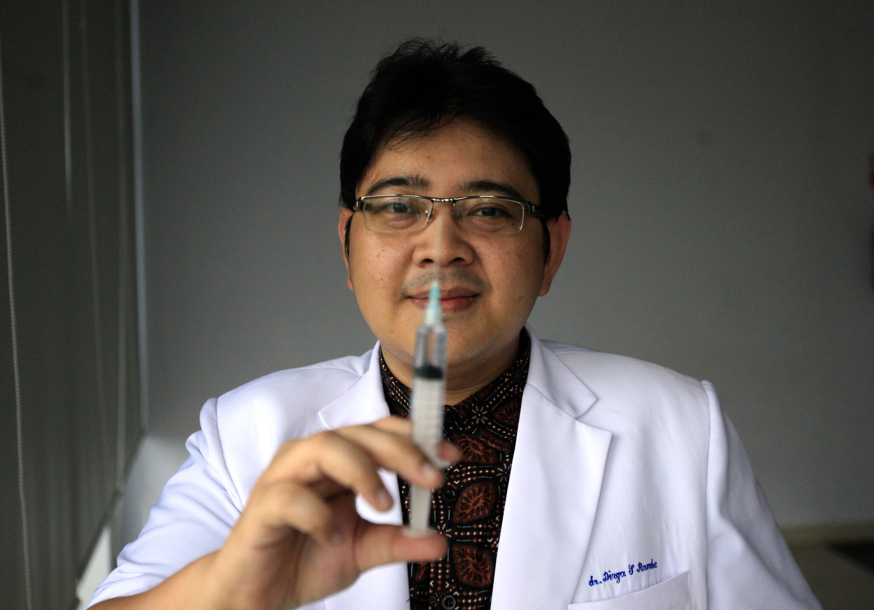 Dirga Sakti Rambe, Vaksinolog sekaligus dokter spesialis penyakit dalam.